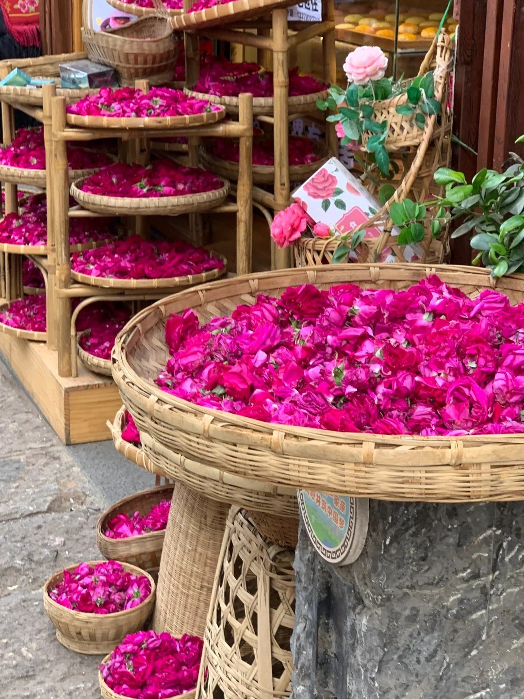 採摘帶著晨露的新鮮玫瑰,在當地師傅指導下揉麵、拌餡、擀皮、塑形、烘烤,全程參與從花瓣到美食的蛻變。 採摘帶著晨露的新鮮玫瑰,在當地師傅指導下揉麵、拌餡、擀皮、塑形、烘烤,全程參與從花瓣到美食的蛻變。