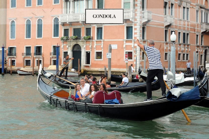 Grand Canal Gondola Ride and Walking Tour in Venice