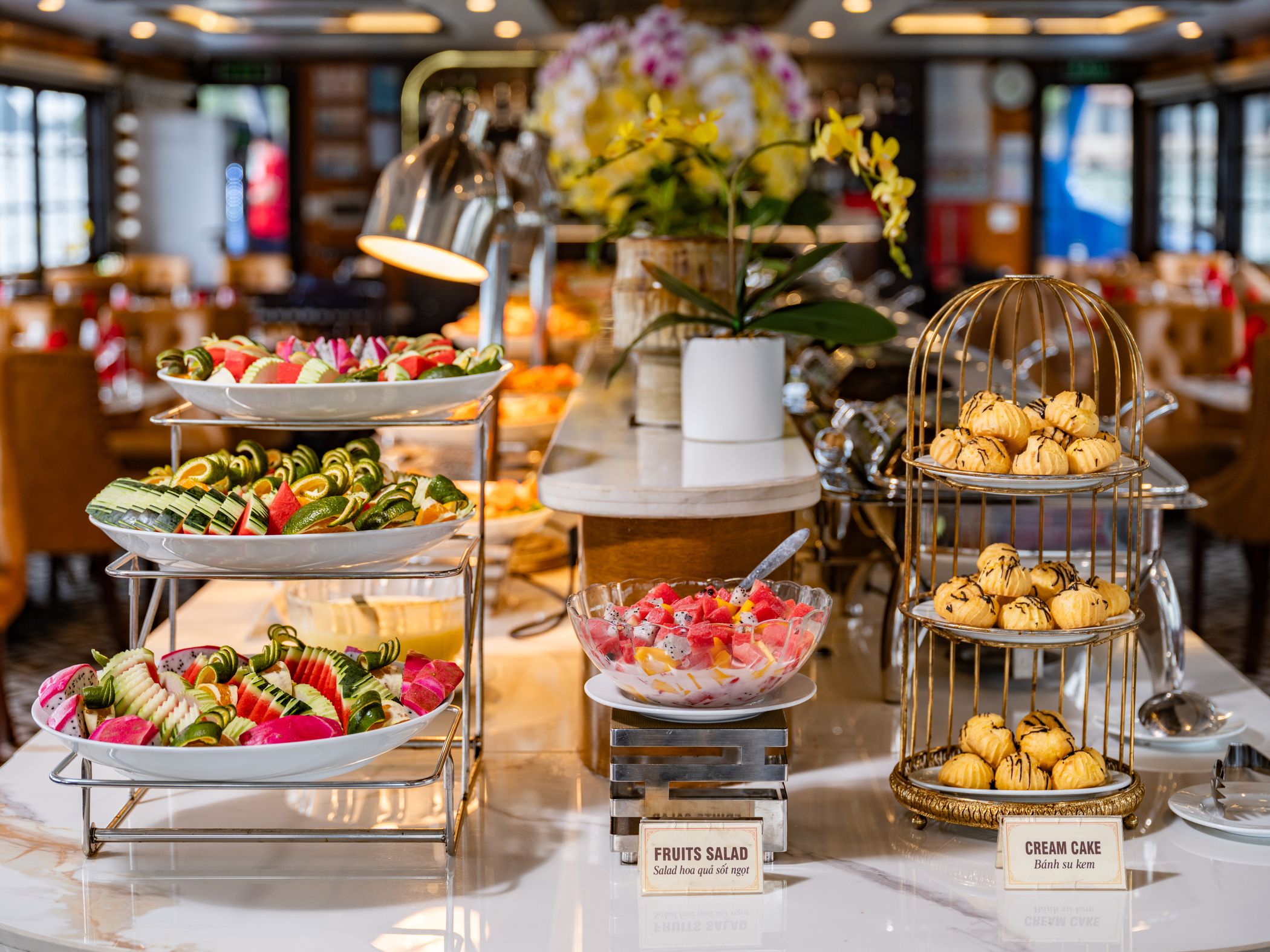 享用完自助午餐後,您可盡情享用各式各樣的熱帶水果和美味糕點。 享用完自助午餐後,您可盡情享用各式各樣的熱帶水果和美味糕點。