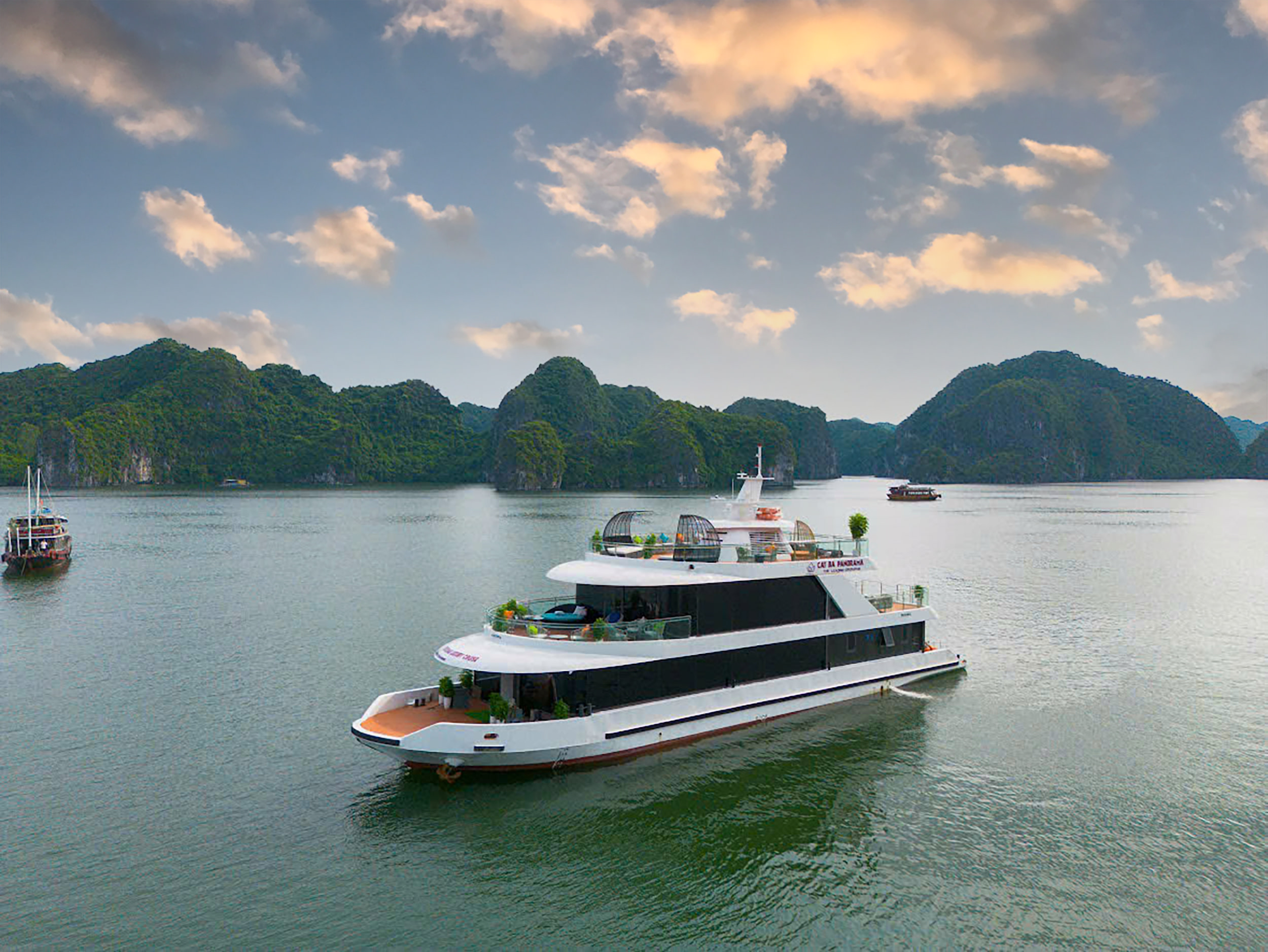 D'Charme Luxury Day Cruise: Lan Ha Bay & Cat Ba Island Day Tour
