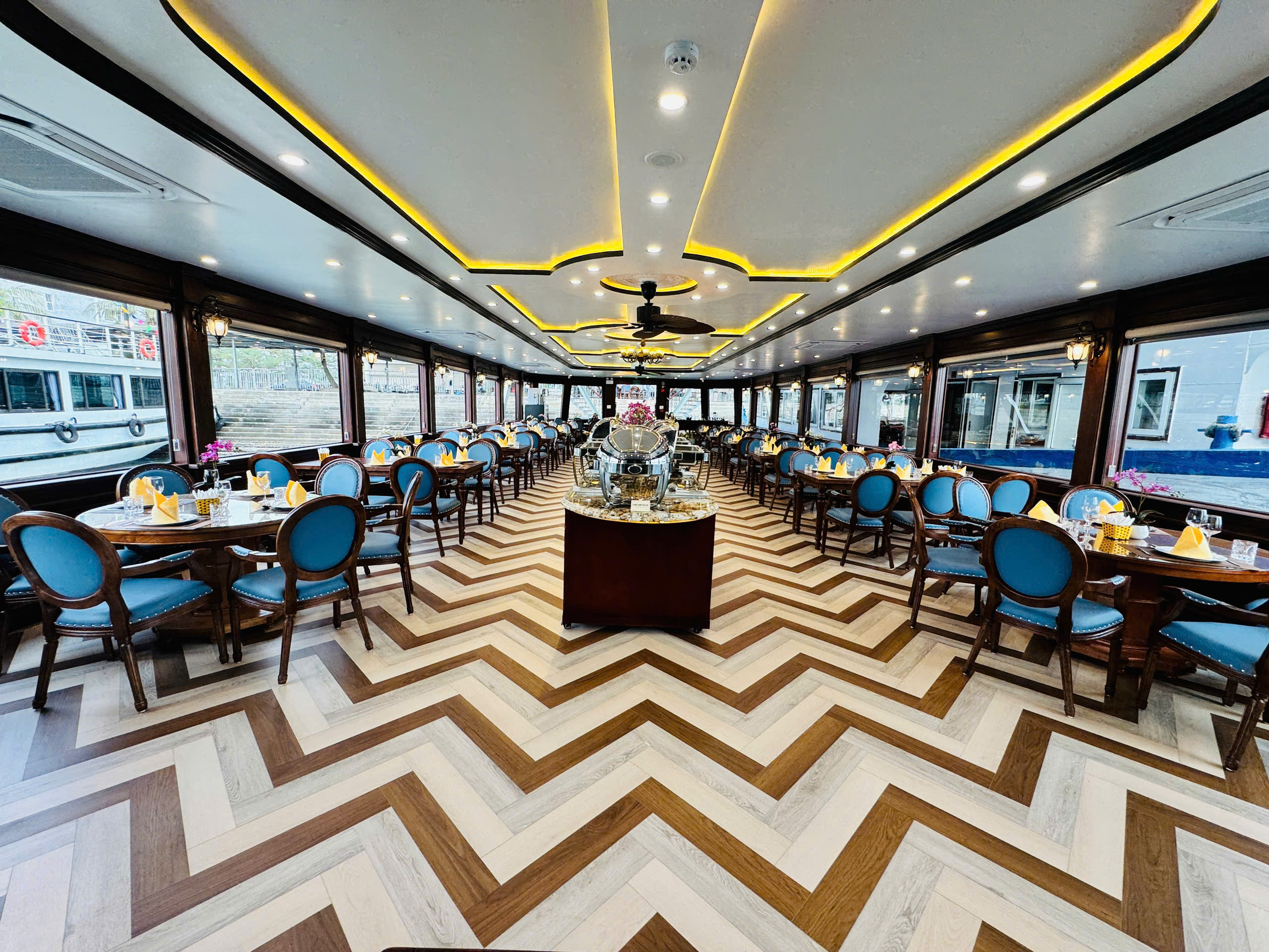 Enjoy lunch in spacious restaurant with sea views. A selection of delicious dishes made with the freshest seafood. A spacious and luxurious Indochine-style restaurant.