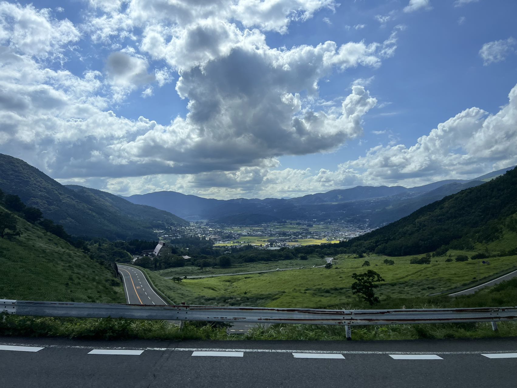 遠眺由布岳，山形優美挺拔，是湯布院最具代表性的經典畫面。