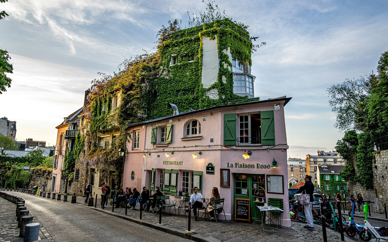 漫步經過風景如畫的玫瑰之家(La Maison Rose),這間傳奇的粉紅咖啡館,其獨特魅力啟發了無數畫家和攝影師,為蒙馬特鵝卵石街道增添了藝術氣息。 漫步經過風景如畫的玫瑰之家(La Maison Rose),這間傳奇的粉紅咖啡館,其獨特魅力啟發了無數畫家和攝影師,為蒙馬特鵝卵石街道增添了藝術氣息。