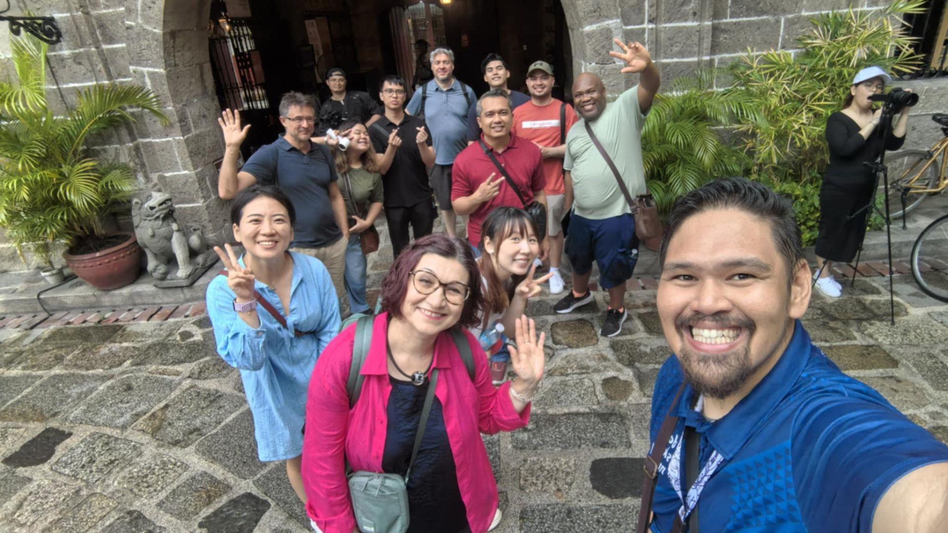 與來自世界各地或同鄉的旅人同行，結交新朋友，為旅程增添美好回憶。