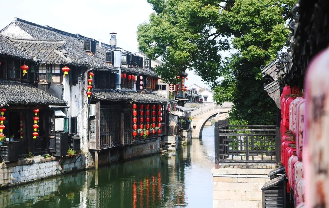 西柵是烏鎮的精華所在，雖與東柵同為主要景區，但這裡沒有東柵的繁鬧市井，一切都經過重新整修和設計，街頭巷尾的咖啡館、酒吧，充滿了文藝情懷。