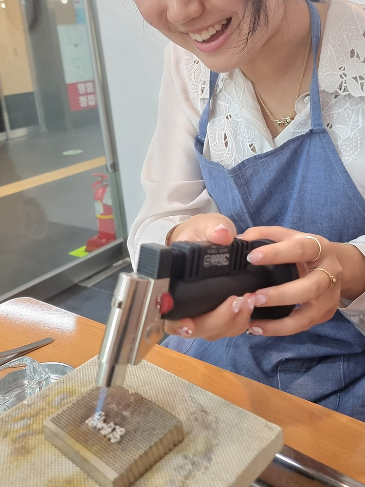 工作坊使用的韓文字母，是工作室以銀製作的獨家組件，市面上無法購買。此外，銀的「焊接工藝」是一種需要熟練技巧的金工技術。