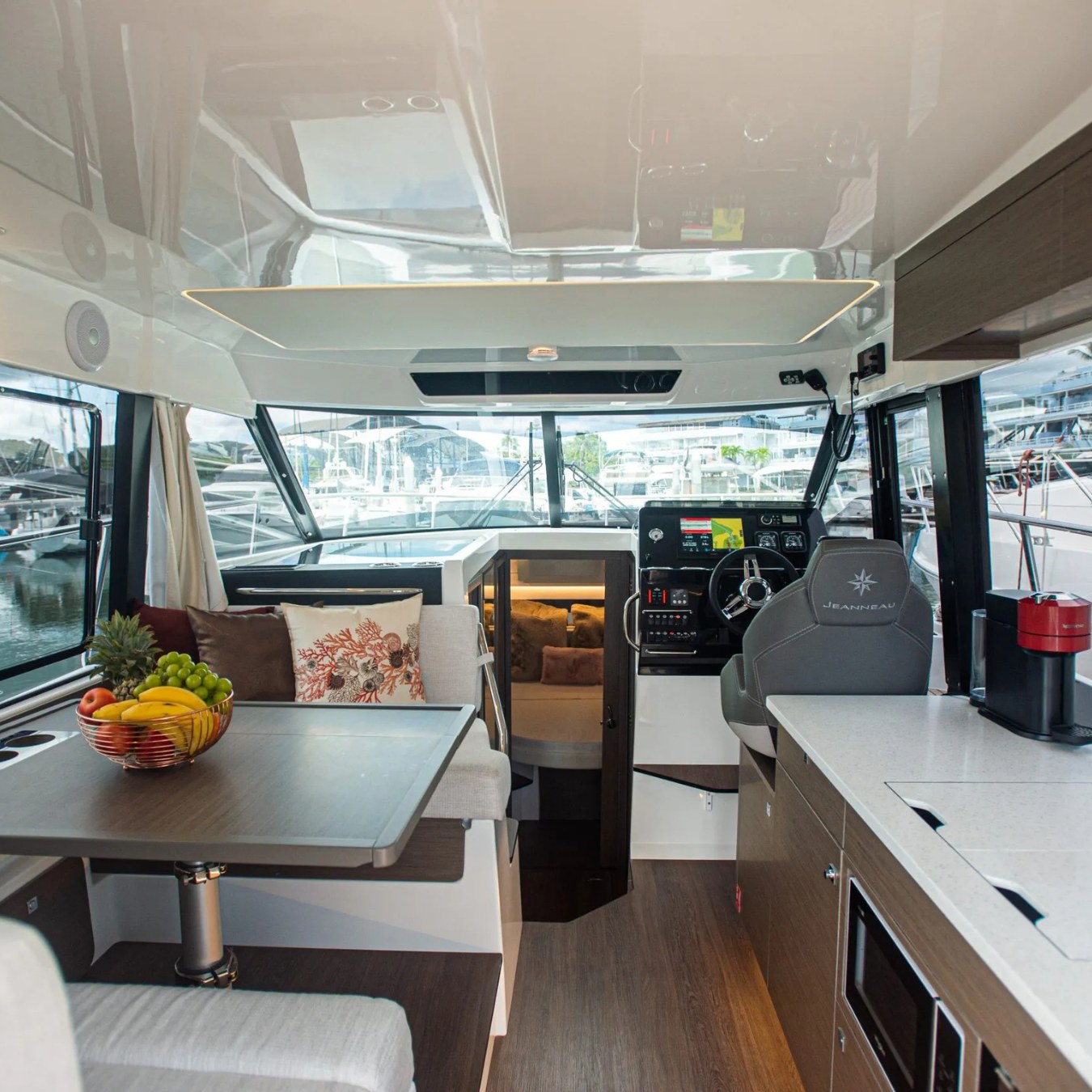 寬敞的休息區和掌舵區，坐擁遼闊的遊艇碼頭景觀