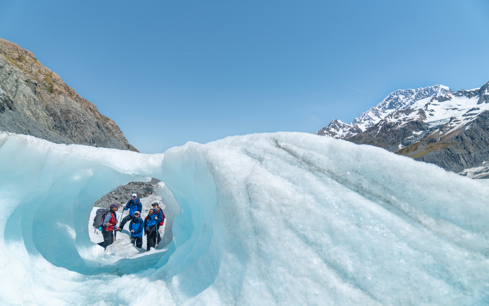 享受難忘的冰川探險之旅，將觀光飛行、徒步旅行和冰雪景觀融為一體