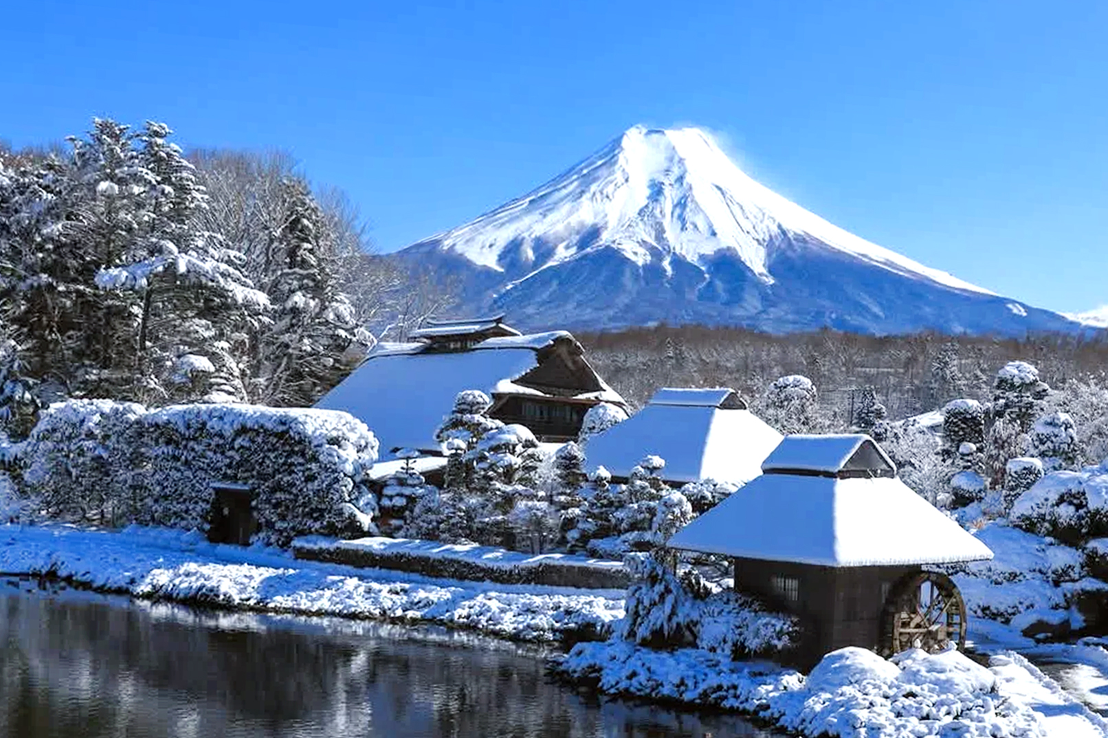 忍野八海：因為錯落有致地散佈著八個清泉，“忍野八海”故而得名且名揚四方。水質清冽甘甜，也被譽為“日本九寨溝”。