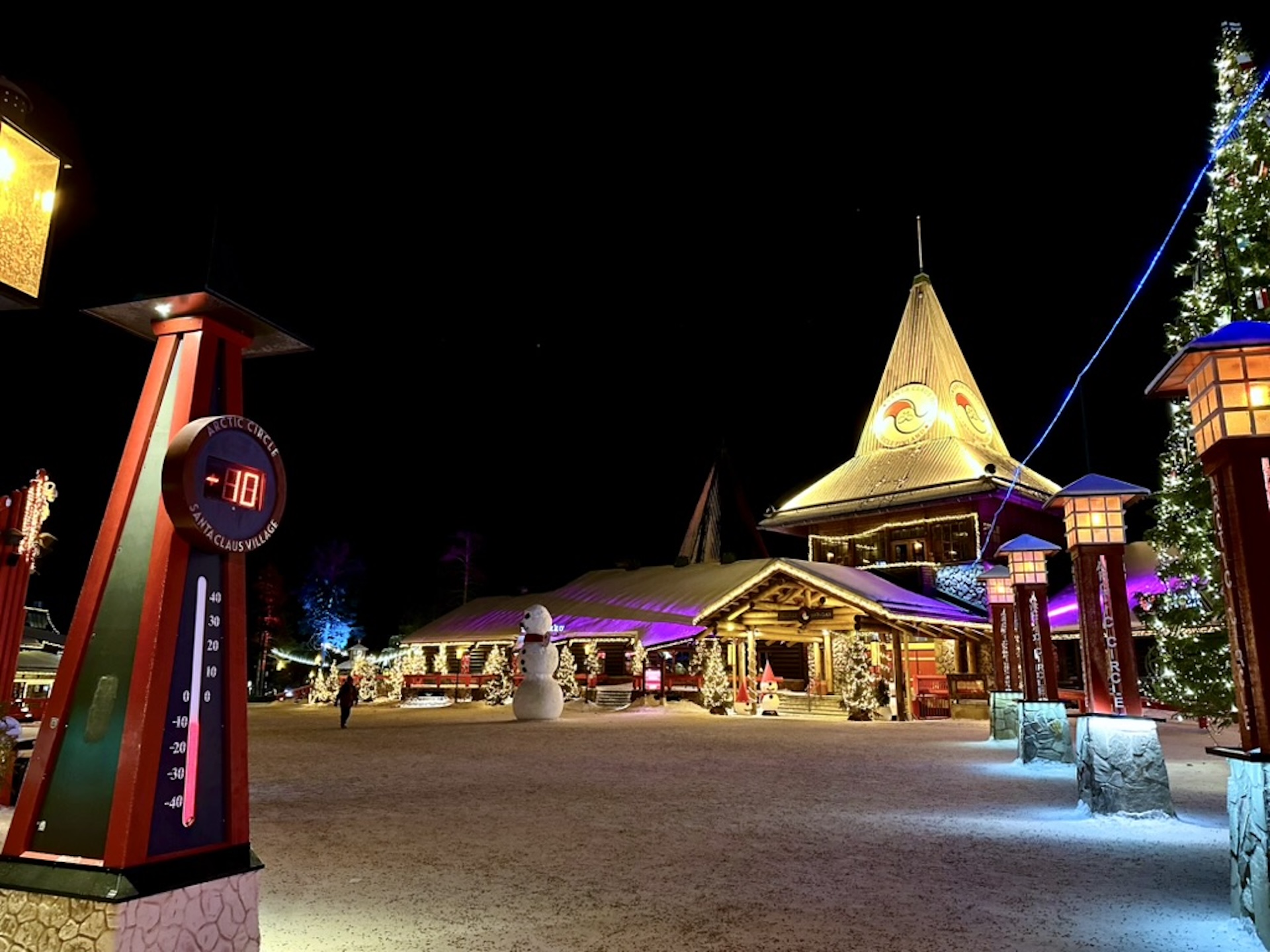 夜晚的聖誕老人村,呈現出令人驚嘆的魔幻景致。 夜晚的聖誕老人村,呈現出令人驚嘆的魔幻景致。