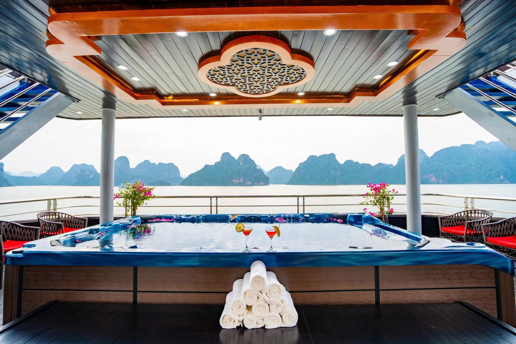 船上設有按摩浴缸泳池