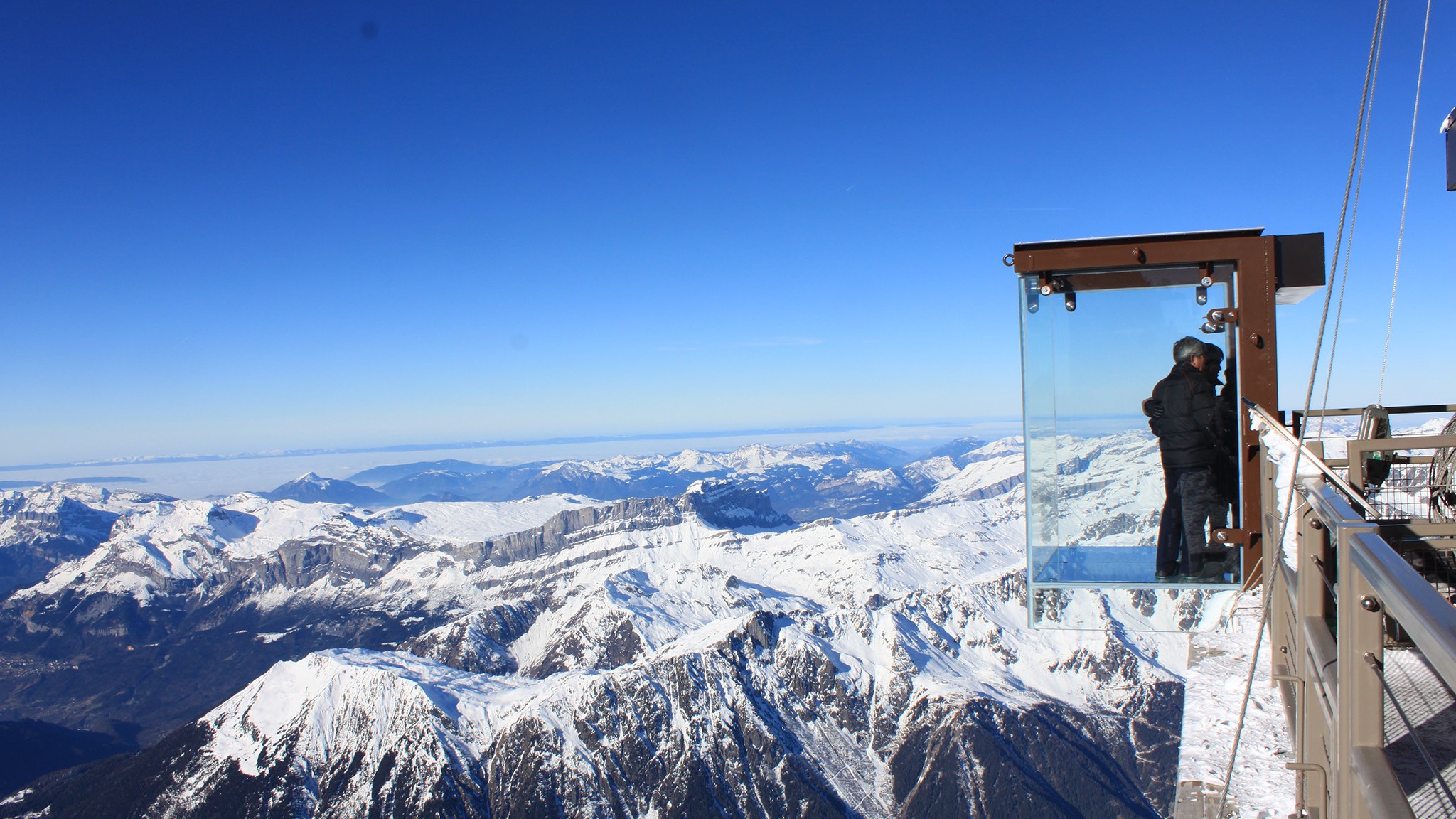 從日內瓦 (Geneva) 出發前往霞慕尼勃朗峰 (Chamonix Mont Blanc)，體驗南針峰 (Aiguille du Midi) 和滑翔傘