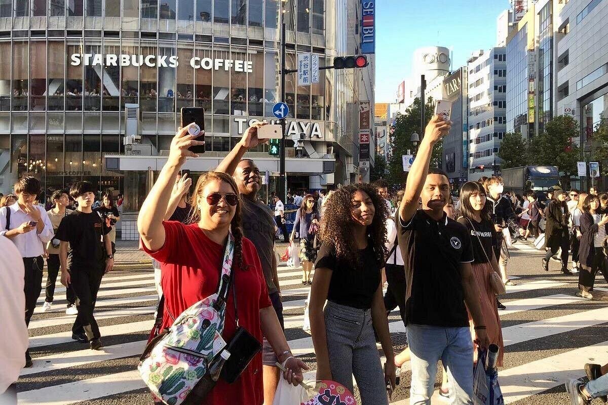 在導遊分享標準地圖上找不到的迷人當地故事時,體驗世界知名的地標。 在導遊分享標準地圖上找不到的迷人當地故事時,體驗世界知名的地標。