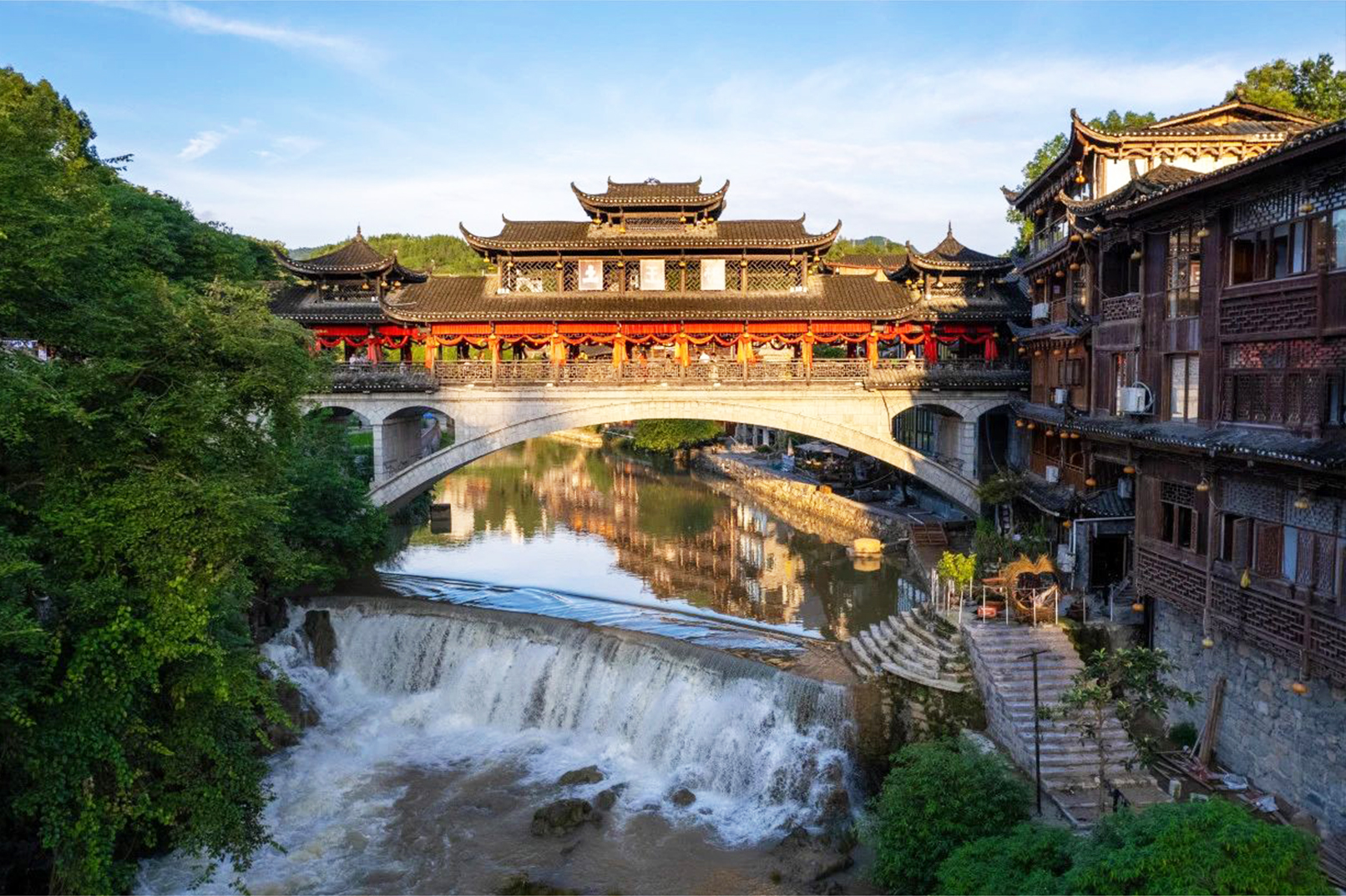 張家界芙蓉鎮鳳凰古城4日跟團遊（景區VIP通道+2-8人小團+深度暢遊湘西+峰林航拍+圍爐煮茶+苗服換裝體驗）