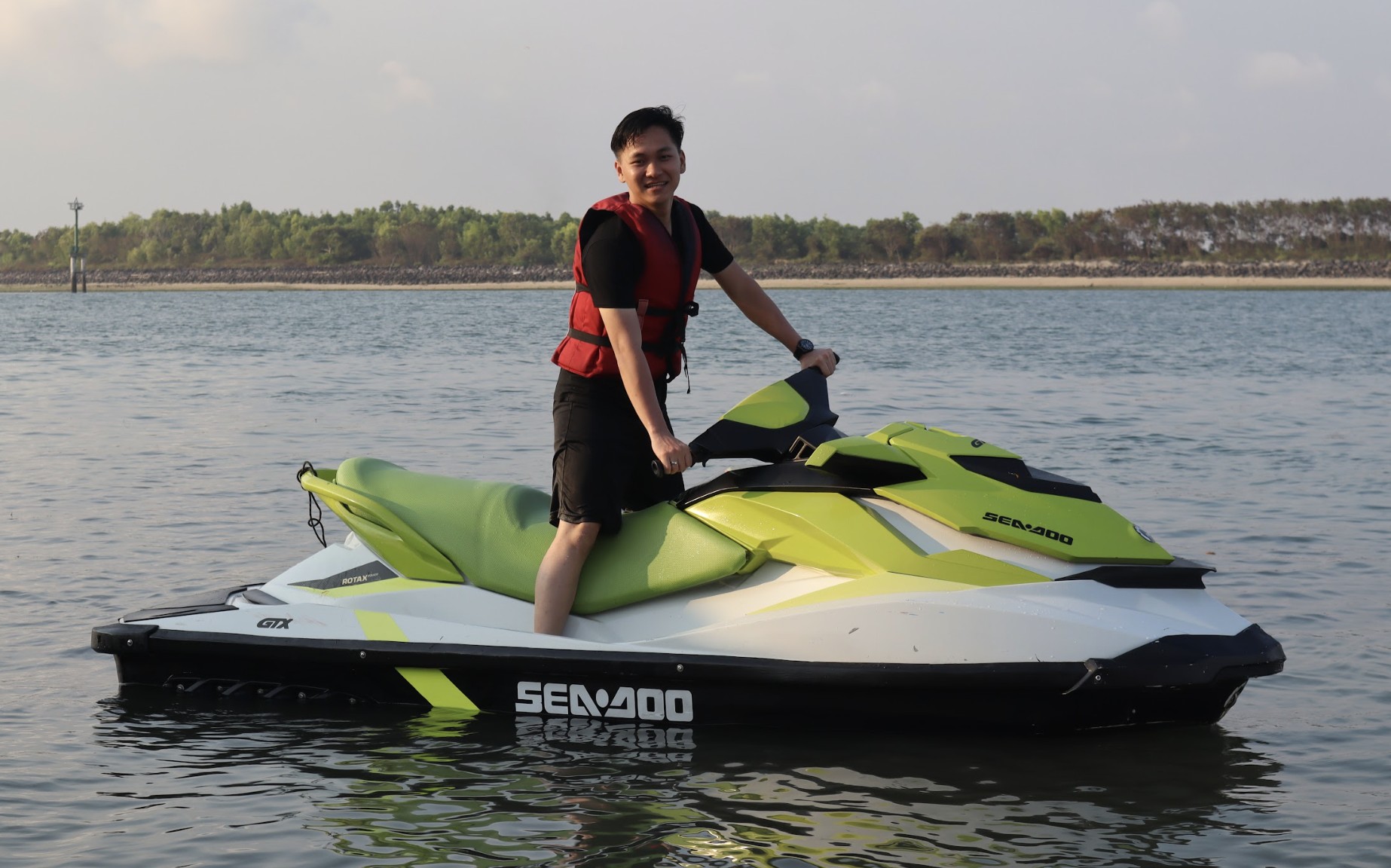 騎上水上摩托艇,讓您的腎上腺素飆升! 騎上水上摩托艇,讓您的腎上腺素飆升!