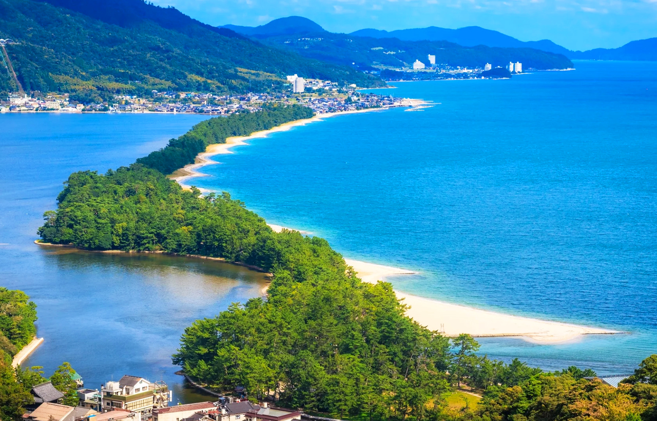 Amanohashidate in Miyazu Bay on the Sea of Japan is one of the three most scenic spots in Japan, along with Matsushima in Mutsu and Miyajima in Aki.