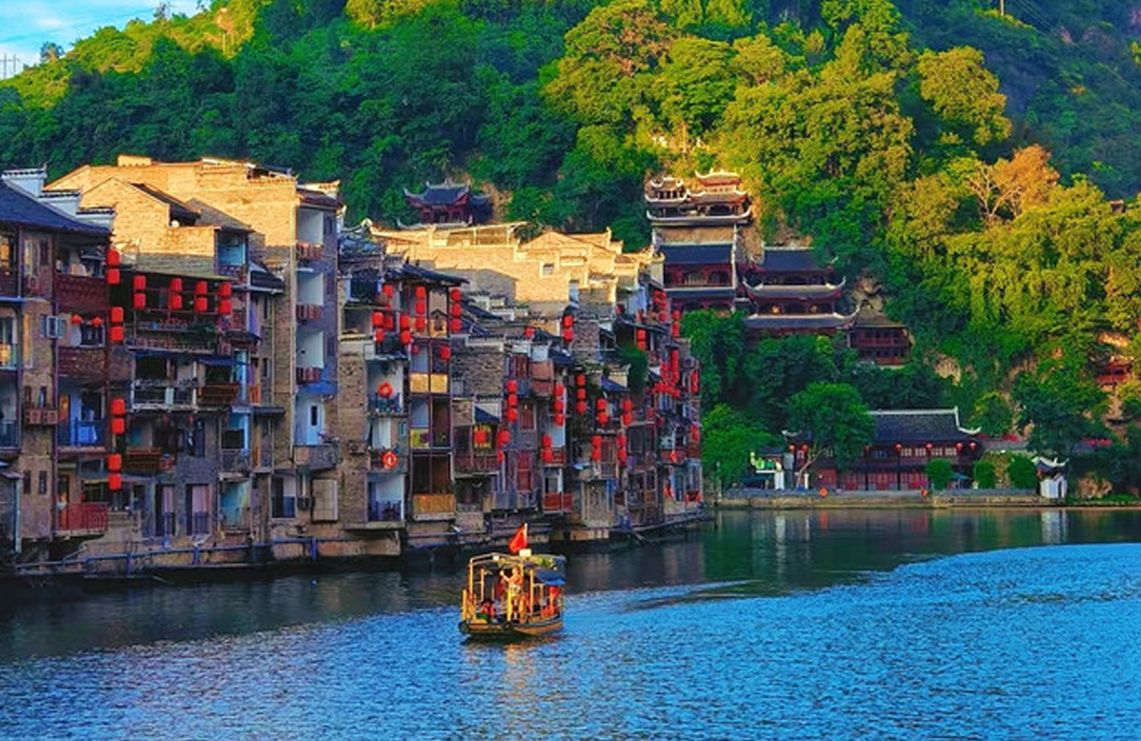 鎮遠古鎮，河北岸為舊府城，南岸為舊衛城，遠觀頗似太極圖