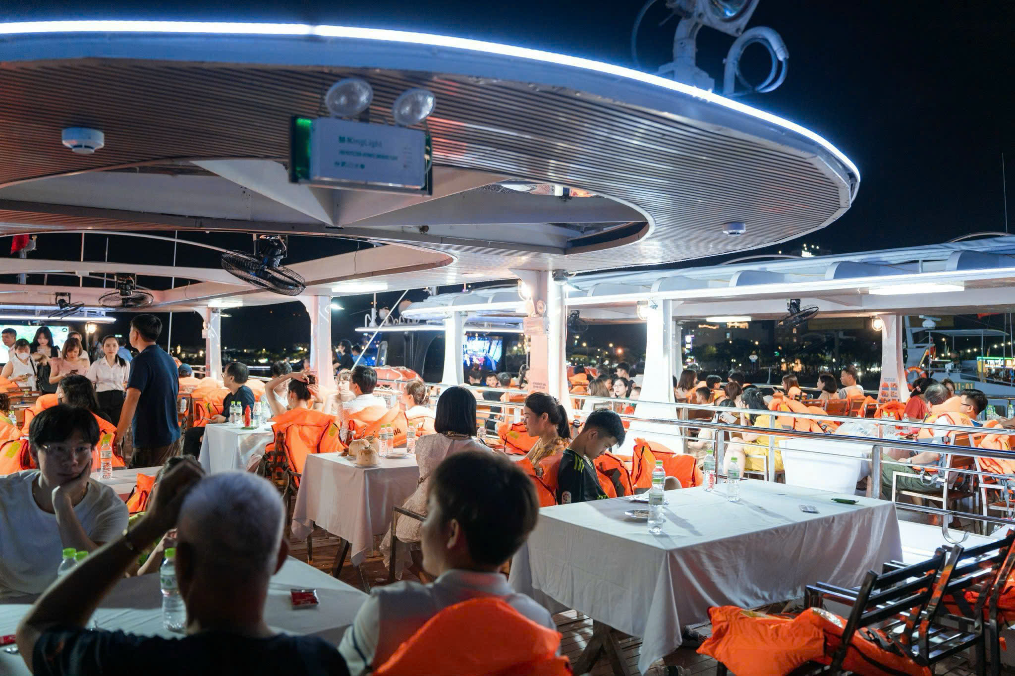 Han River Sightseeing Experience at night in Da Nang with 4U Cruise