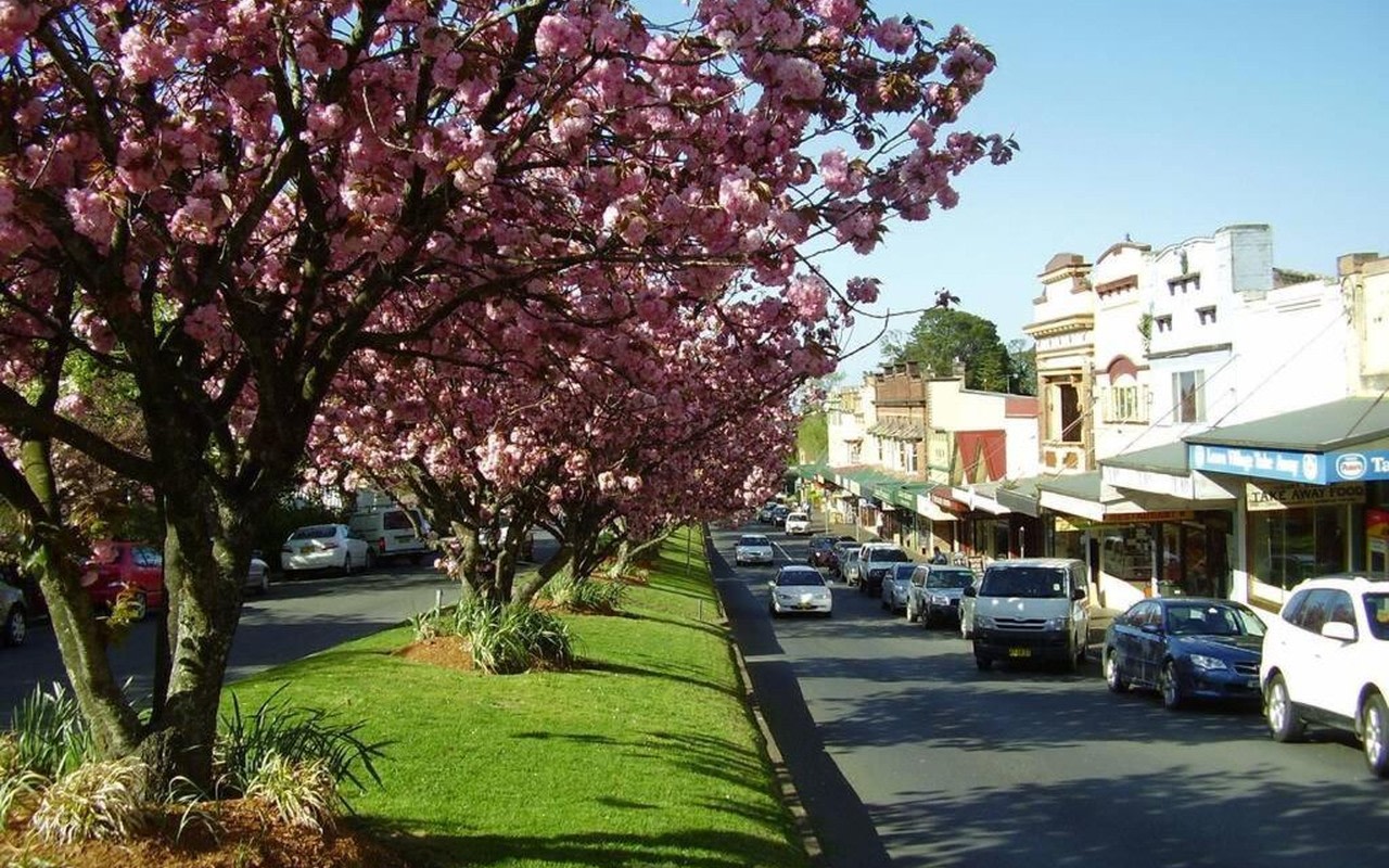 春暖花開之際，百花齊放，讓這座迷人小鎮充滿魔幻魅力。