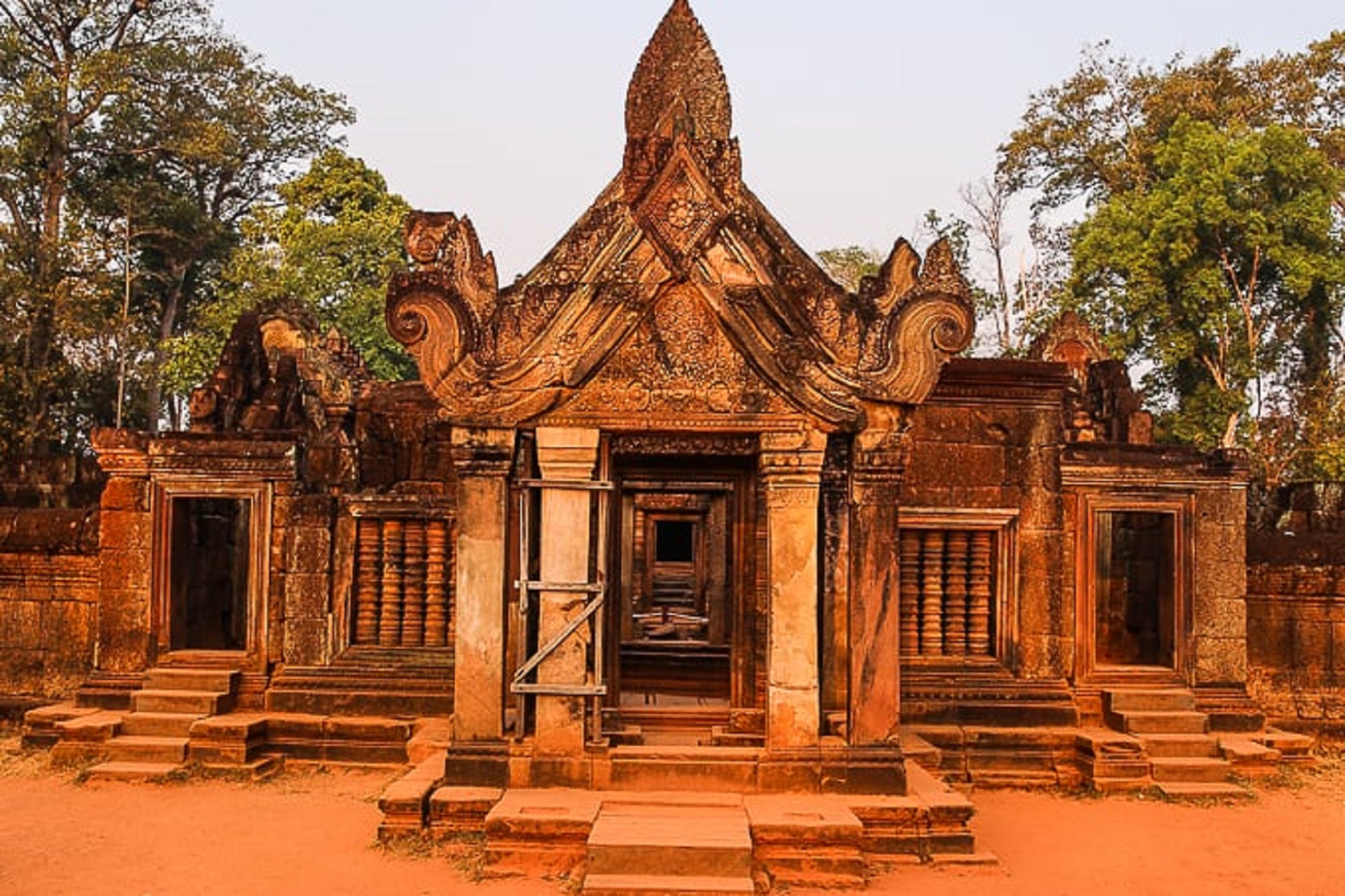 崩密列（Beng Mealea Temple）、女王宮（Banteay Srei Temple）和班提薩莫寺（Banreay Samre Temple）