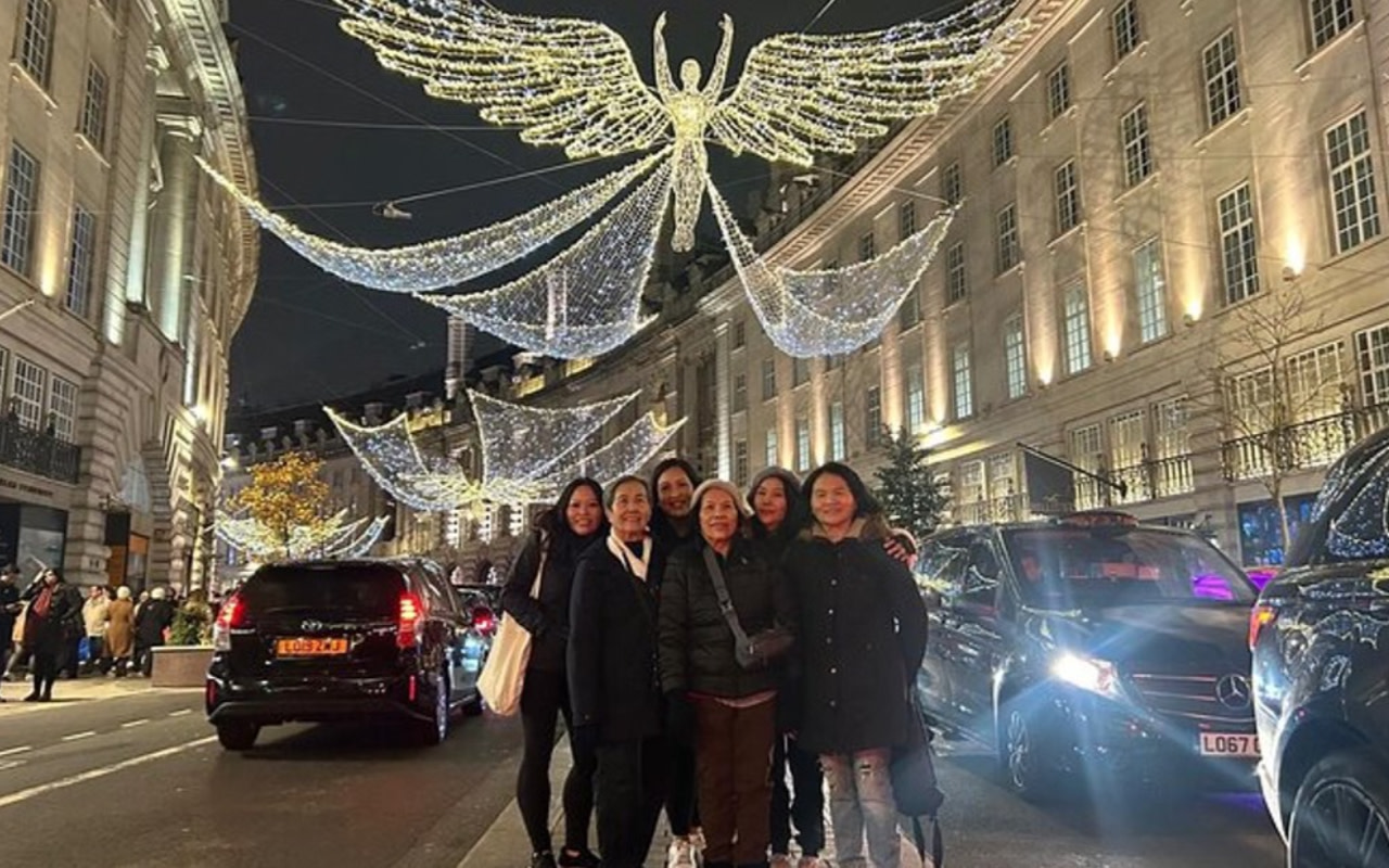 Christmas lights private black cab tour in London