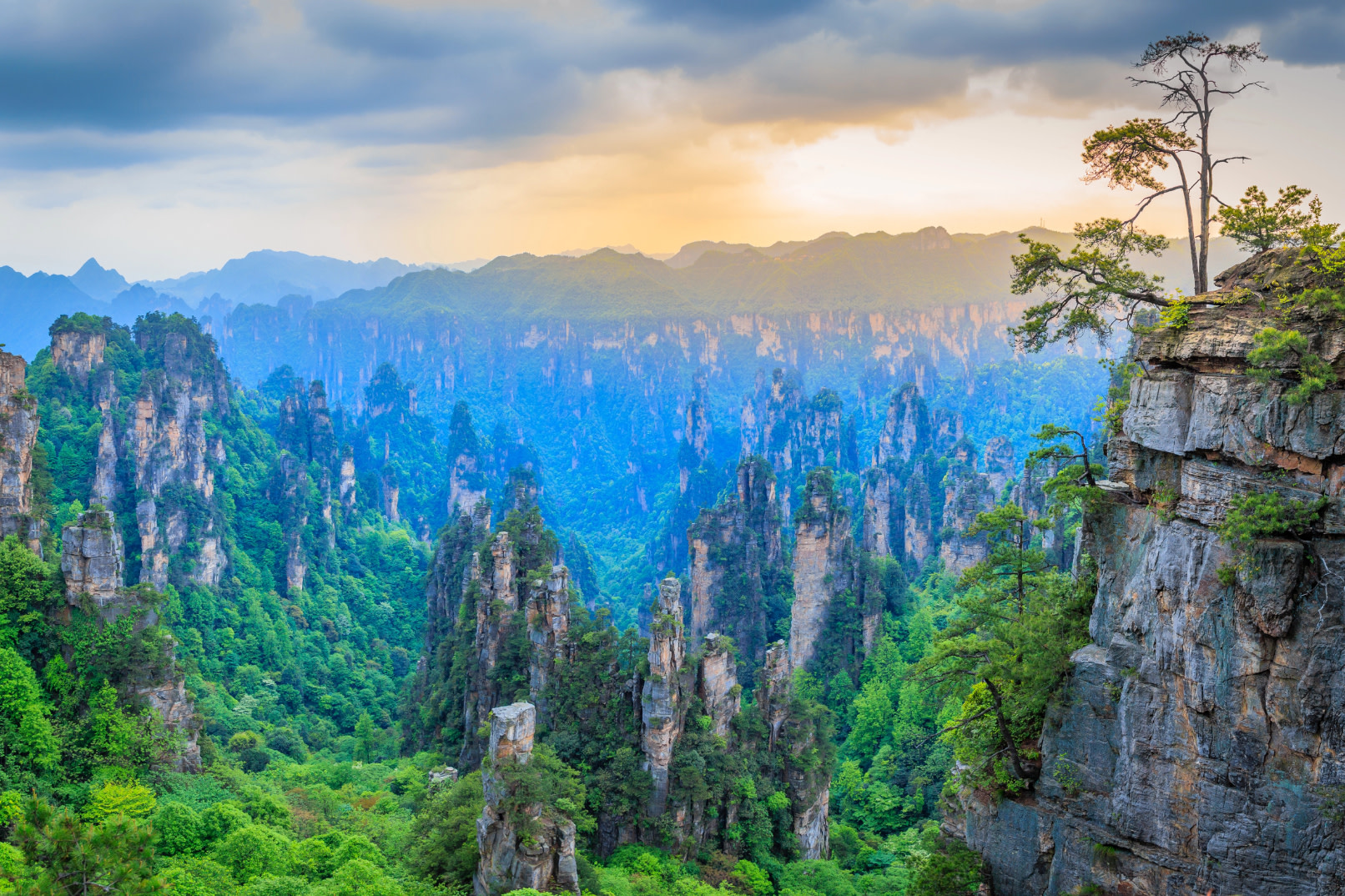 Zhangjiajie/Yuanjiajie/Tianzi Mountain/Ten-Mile Gallery/Huangshizhai/Golden Whip Stream/Tianmen Mountain/Glass Plank Road, 4-Day Best of Tour with 3-Night Stay (Private Car + Chinese/English Speaking Guide)