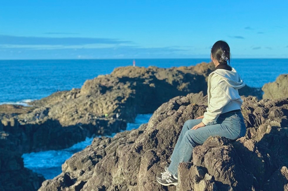 探索凱阿瑪令人驚嘆的岩層,這些岩層是由強大的古代火山爆發所雕塑而成 探索凱阿瑪令人驚嘆的岩層,這些岩層是由強大的古代火山爆發所雕塑而成