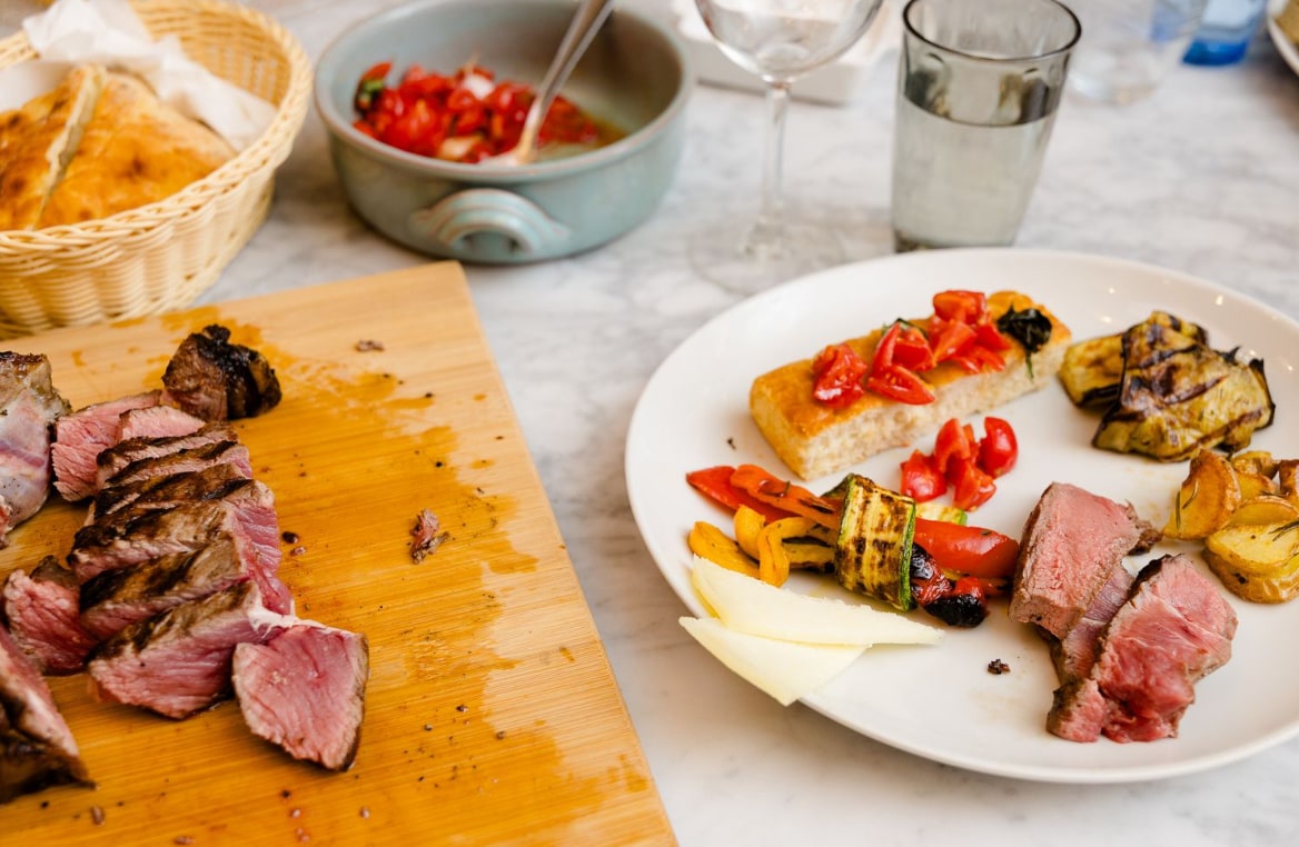 為您的牛排搭配烤蔬菜和新鮮時令小菜 為您的牛排搭配烤蔬菜和新鮮時令小菜