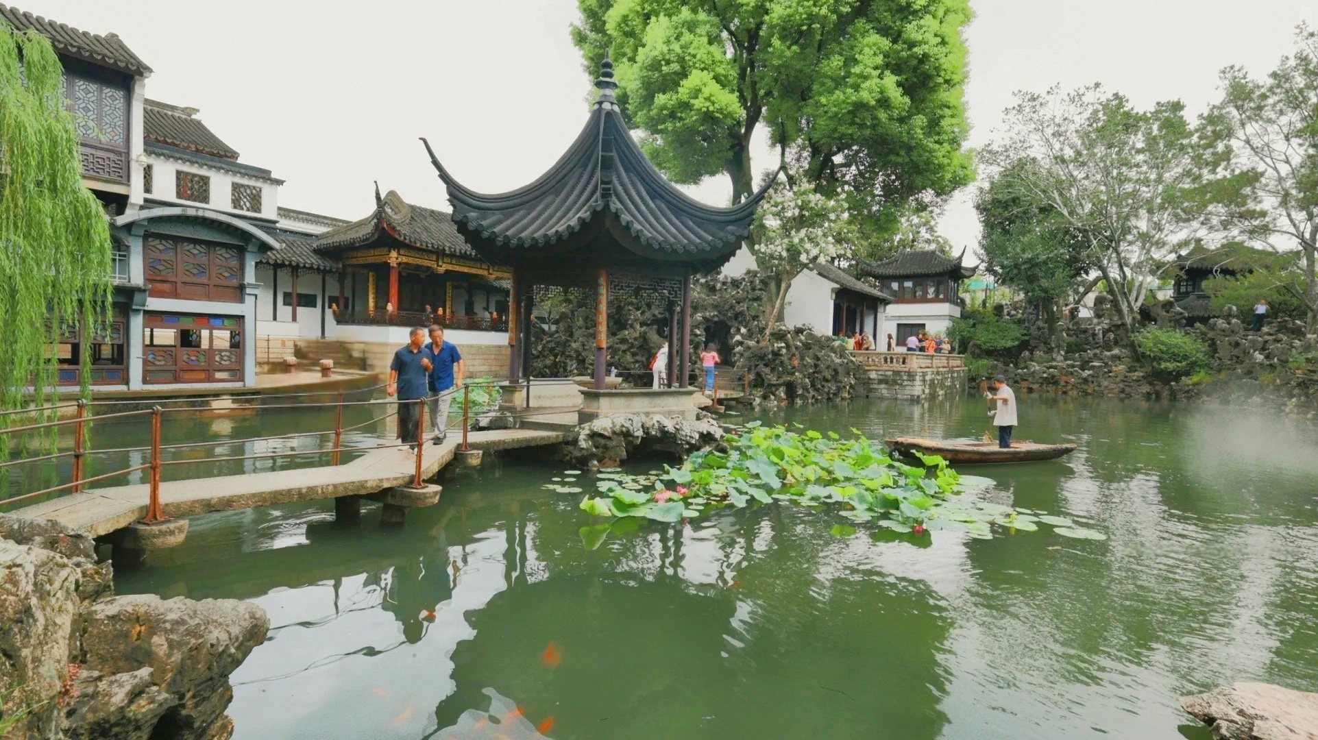 水池佔據中心區域,假山三面環水,水得石而媚,石賴水以變,池畔的十二生肖石會隨水位變化而你隱我現,妙不可言 水池佔據中心區域,假山三面環水,水得石而媚,石賴水以變,池畔的十二生肖石會隨水位變化而你隱我現,妙不可言