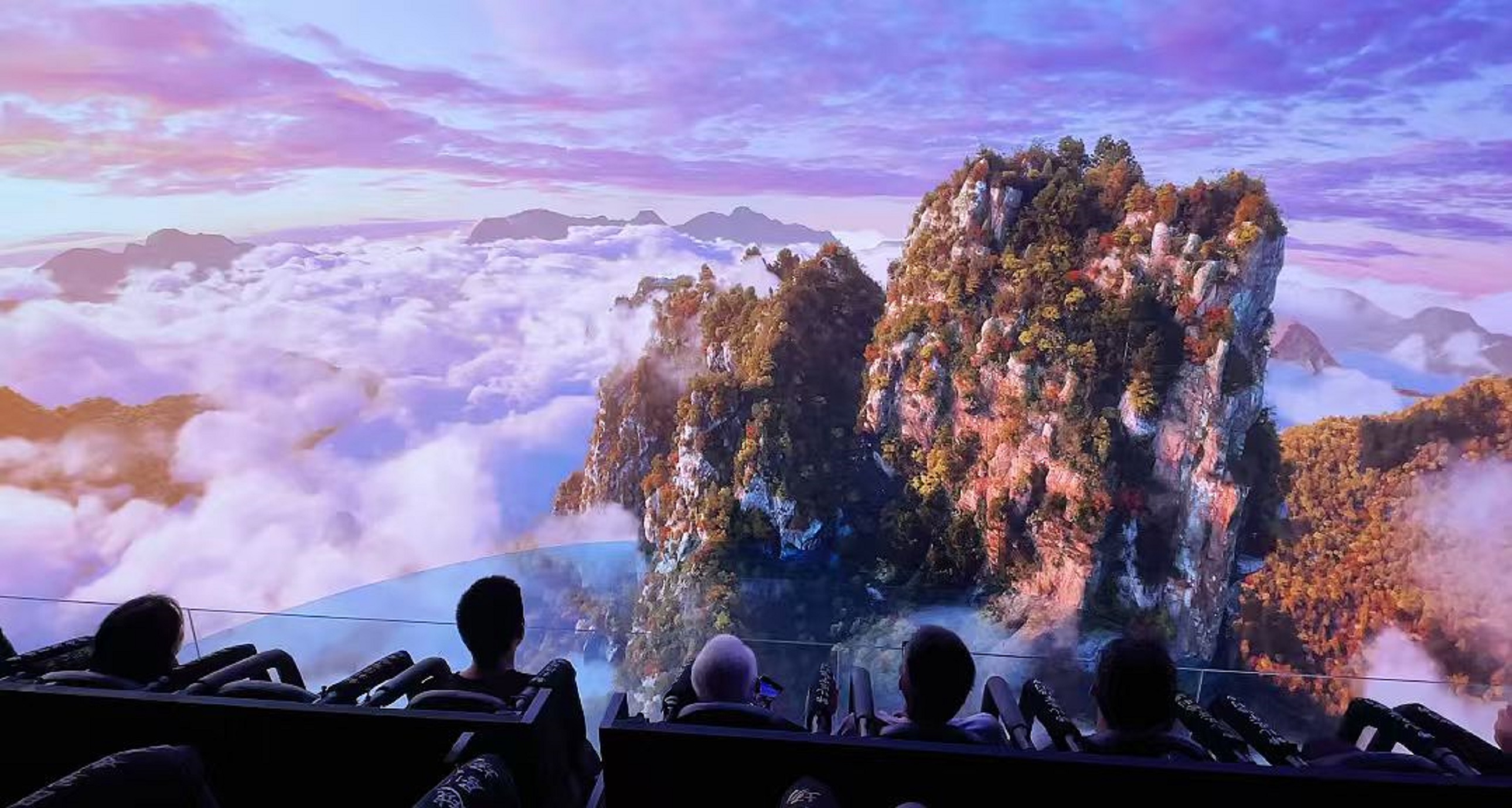 雲海漫過山谷,把群峰託在淺紫的霧靄之上 雲海漫過山谷,把群峰託在淺紫的霧靄之上