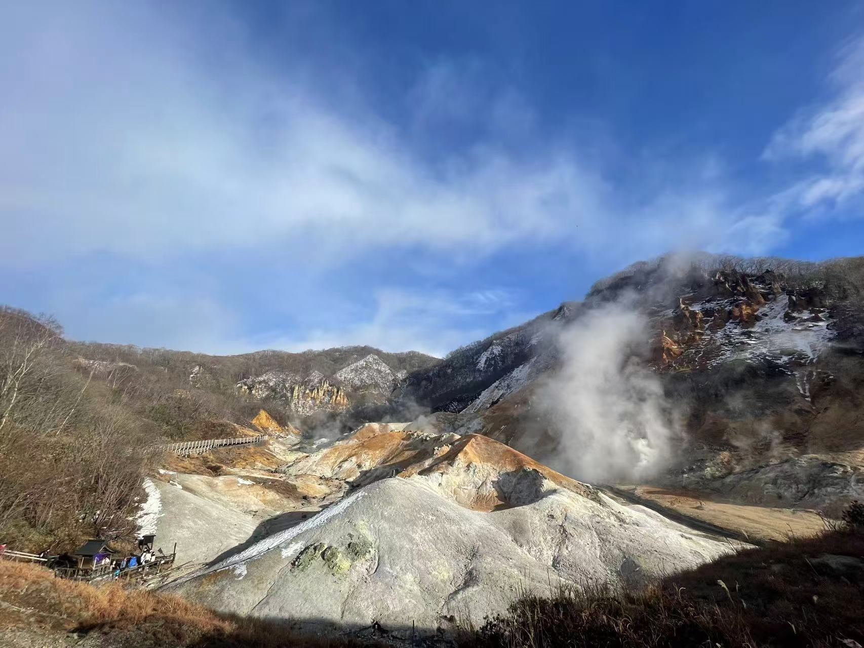步道沿途可看到冒著白菸的地表與獨特火山景觀。 步道沿途可看到冒著白菸的地表與獨特火山景觀。