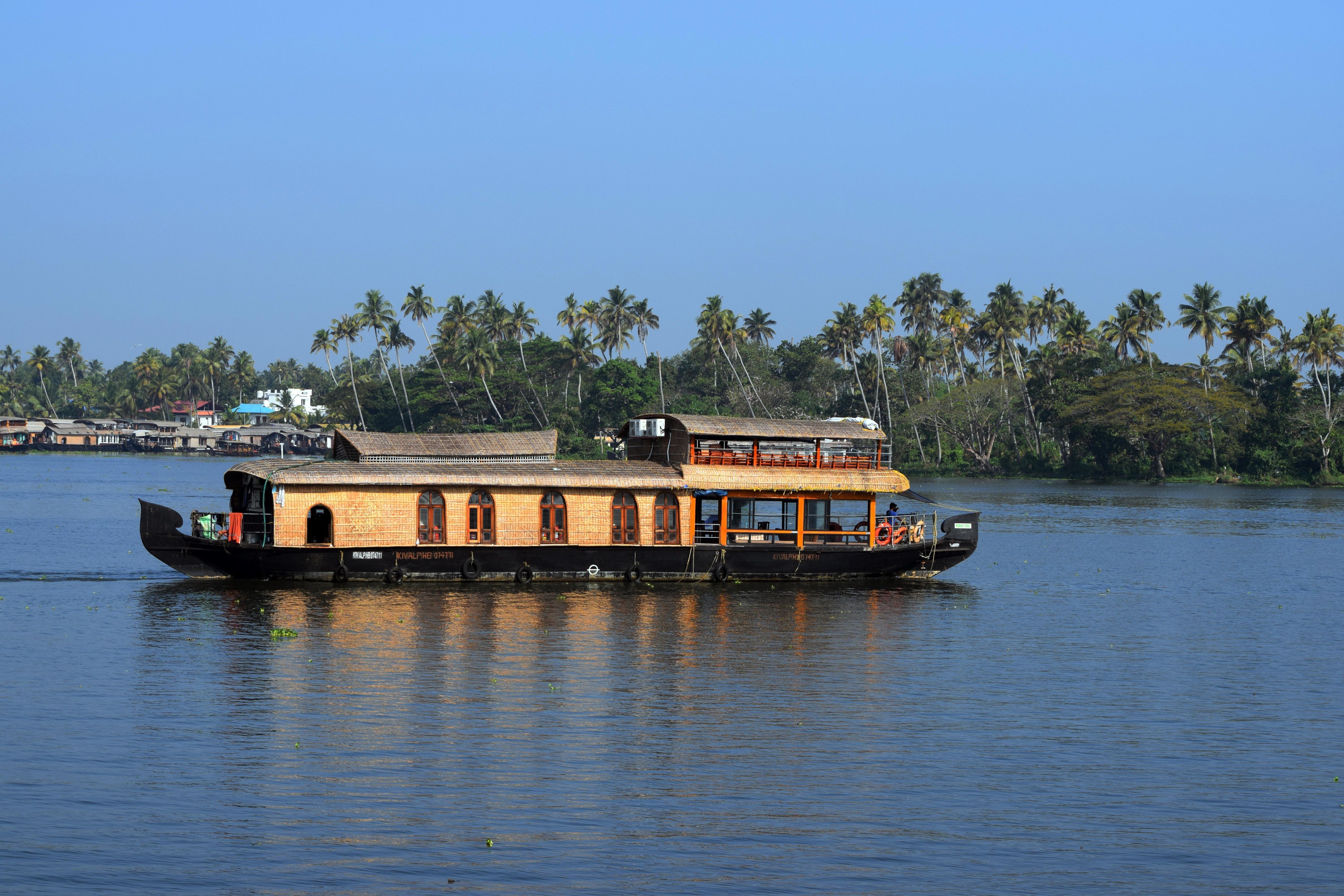 Big houseboat for group tourist
