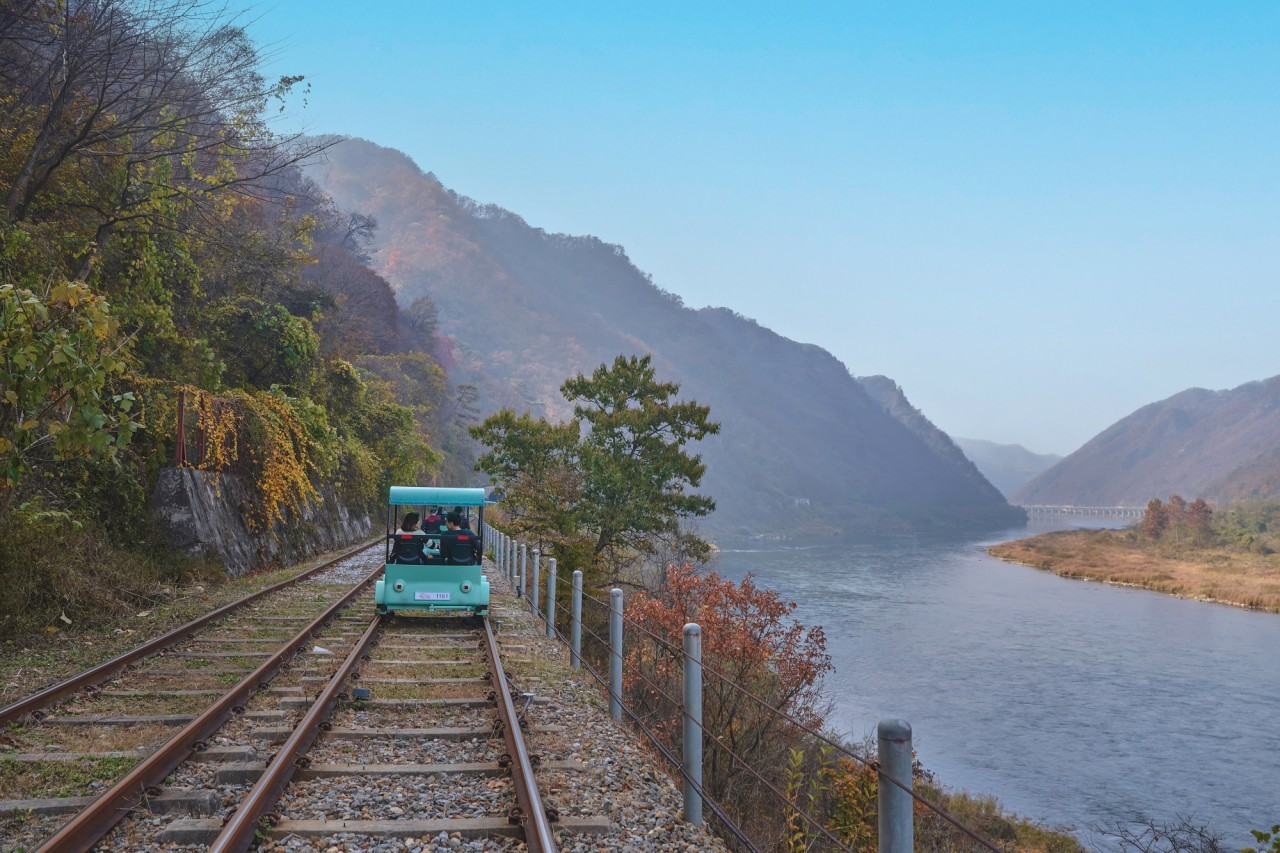 韓國江村鐵道自行車提供獨特的體驗,讓您沿著舊鐵路線騎行。 韓國江村鐵道自行車提供獨特的體驗,讓您沿著舊鐵路線騎行。