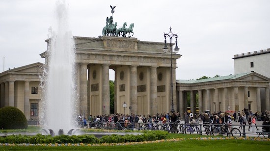 標誌性的勃蘭登堡門驕傲地矗立在柏林繁華的巴黎廣場上 標誌性的勃蘭登堡門驕傲地矗立在柏林繁華的巴黎廣場上