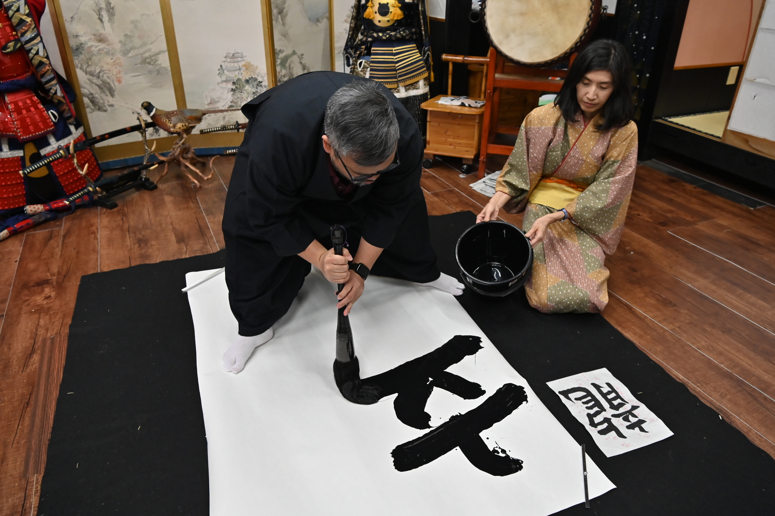 在大阪學習武士道和禪宗的武士書法