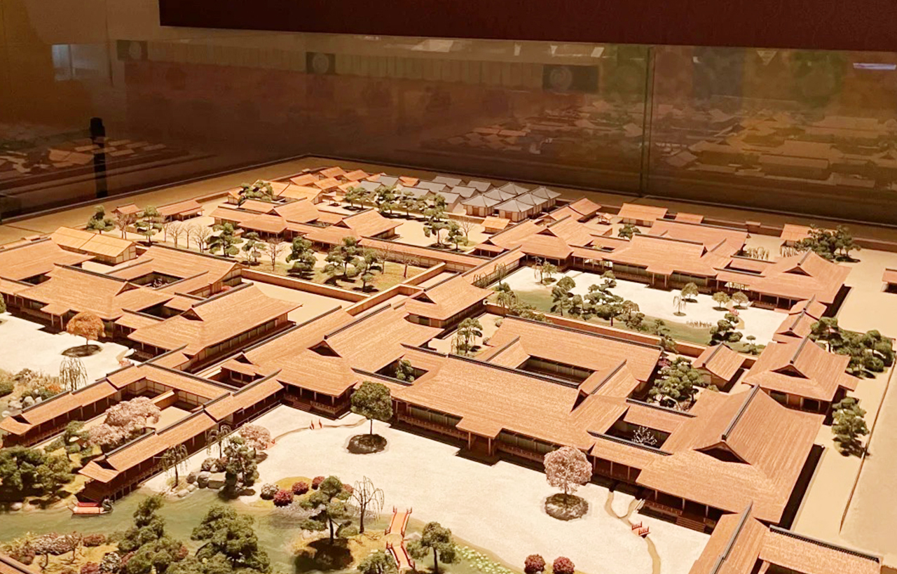 平等院建築模型精緻細膩,再現硃紅主殿與飛簷結構。比例協調,細節還原度高,宛如把古寺的優雅與莊重縮進掌心裡。 平等院建築模型精緻細膩,再現硃紅主殿與飛簷結構。比例協調,細節還原度高,宛如把古寺的優雅與莊重縮進掌心裡。