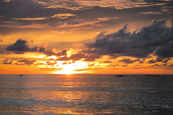在當地海灘欣賞美麗夕陽（視天氣狀況而定）