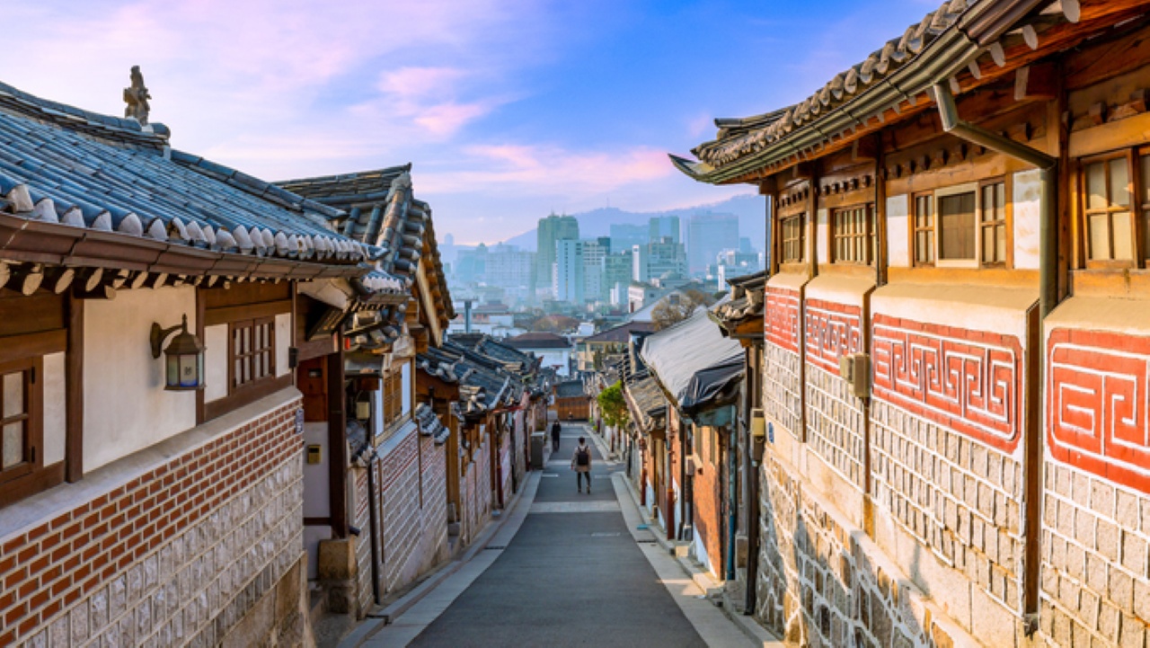 A historic village with traditional Korean hanok houses, showing Korea’s unique architectural heritage.
Its scenic alleys are popular Korean drama filming locations, loved for their timeless atmosphere.