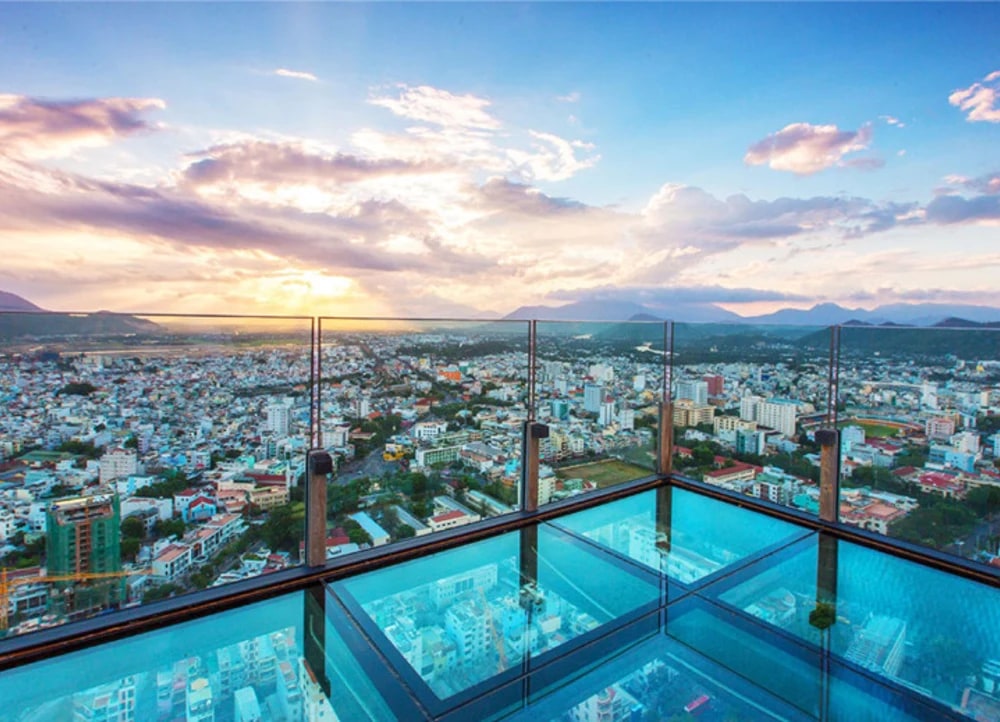 芽莊 Skylight 360 空中觀景台與頂樓海灘俱樂部