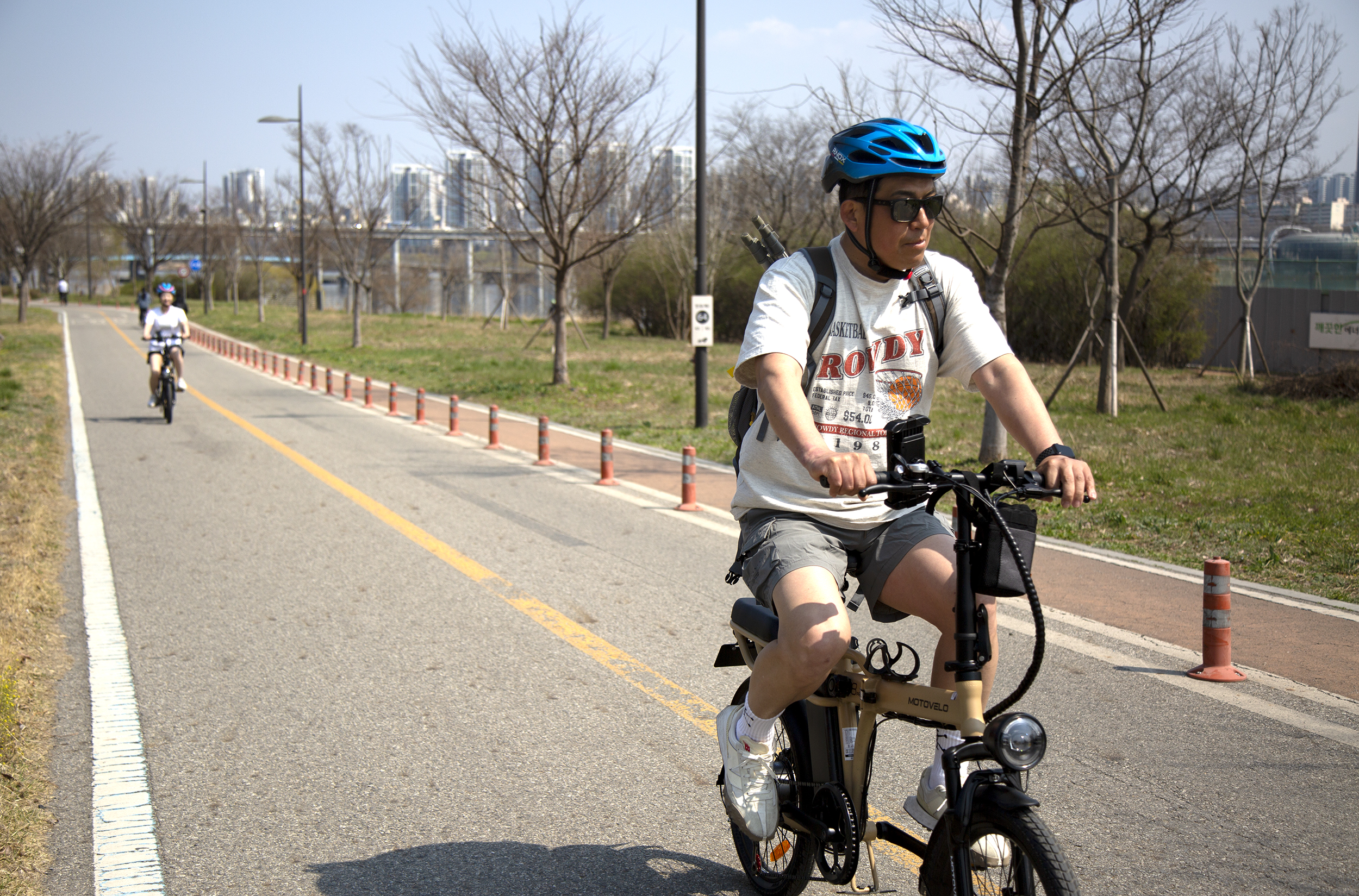 在漢江公園騎自行車時，您必須佩戴頭盔。