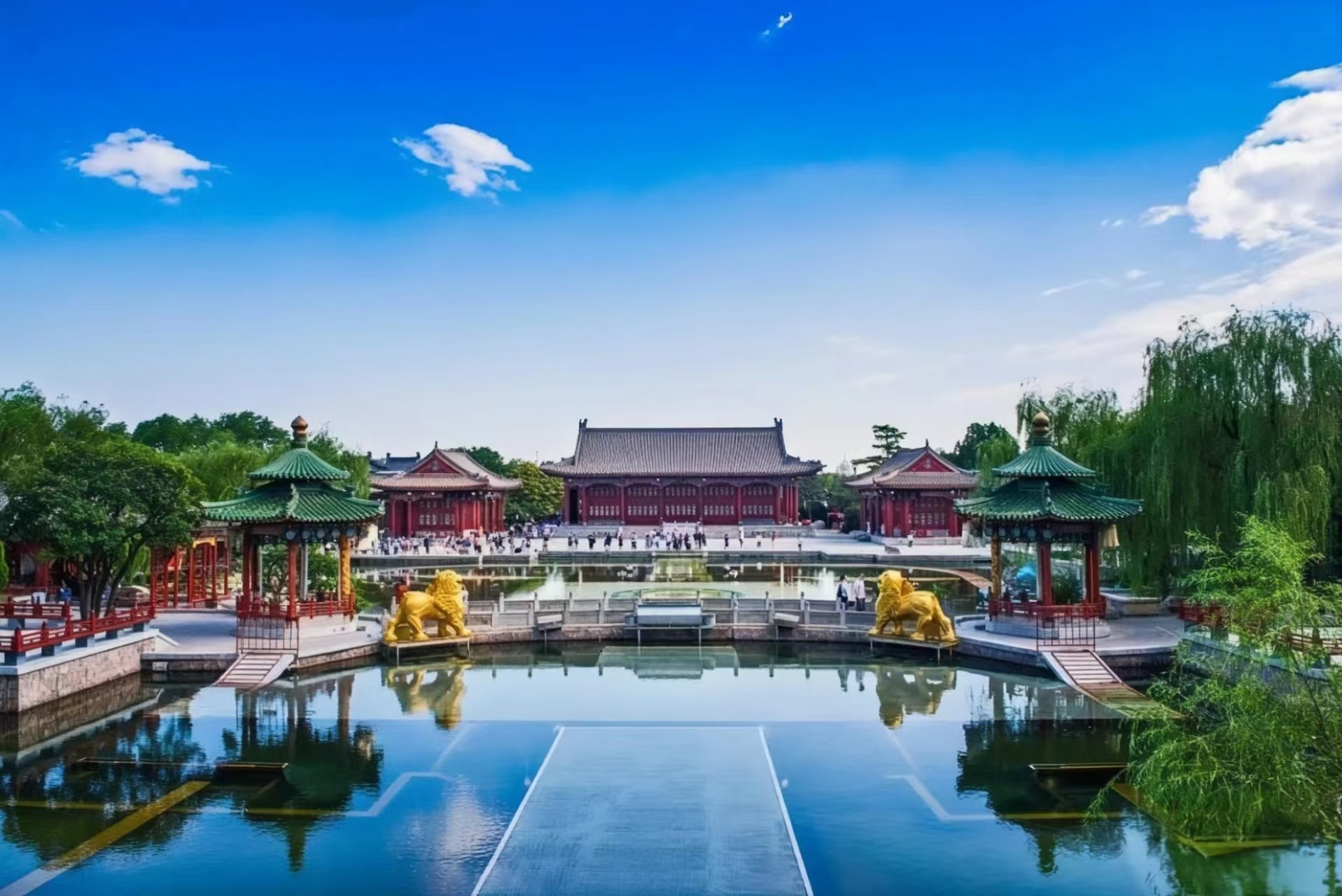 周幽王烽火戲諸侯、唐玄宗楊貴妃愛情故事均發生於此,現存唐代御湯遺址和仿古建築群,融合歷史與山水之美 周幽王烽火戲諸侯、唐玄宗楊貴妃愛情故事均發生於此,現存唐代御湯遺址和仿古建築群,融合歷史與山水之美