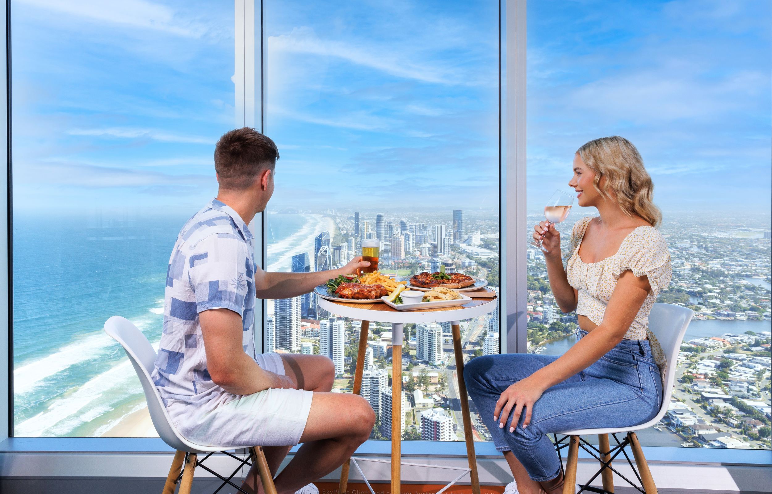 在SkyPoint觀景臺享用午餐，飽覽360度壯麗美景