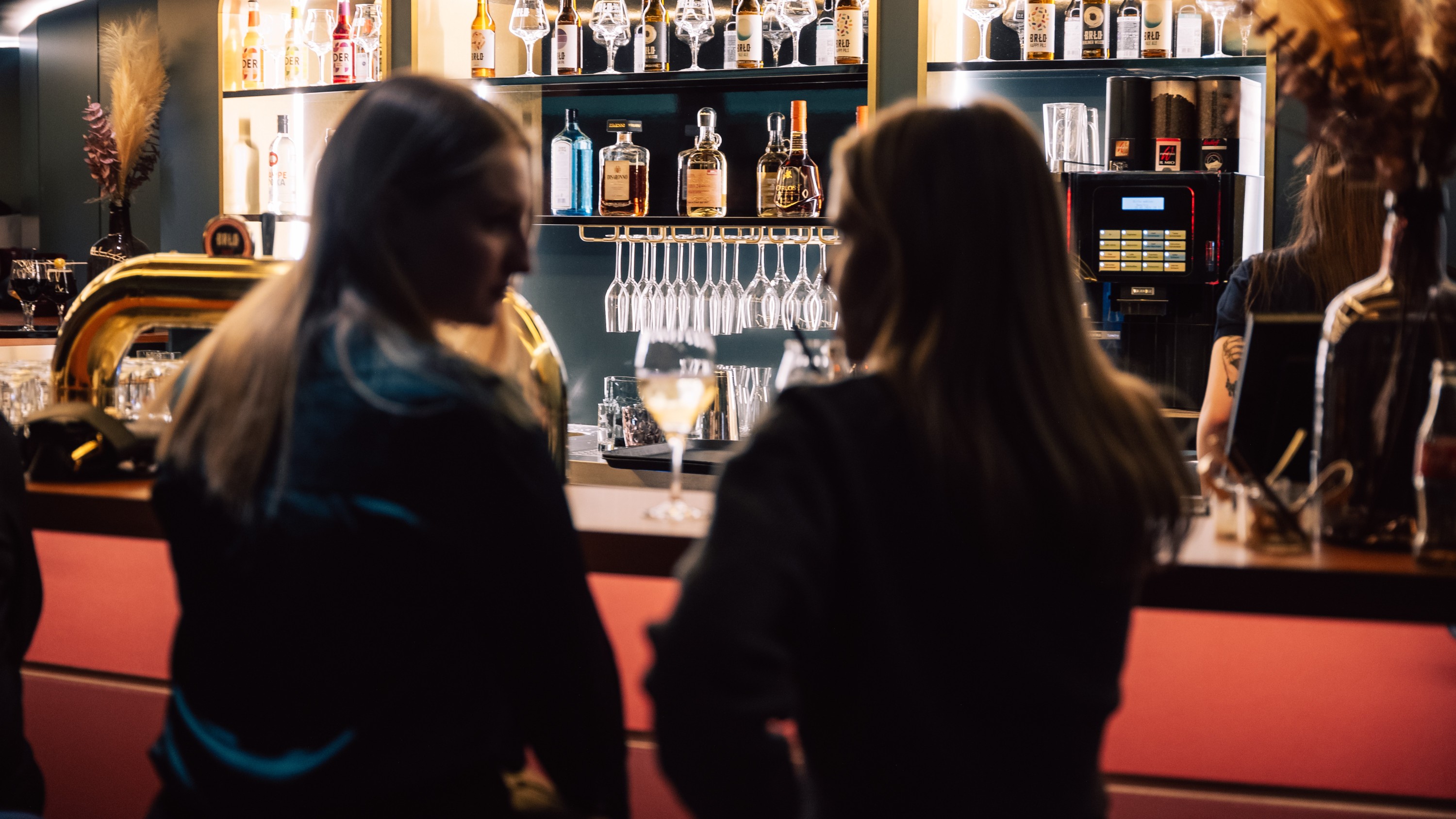 在柏林電視塔203酒吧,一邊小酌,一邊飽覽城市天際線美景 在柏林電視塔203酒吧,一邊小酌,一邊飽覽城市天際線美景