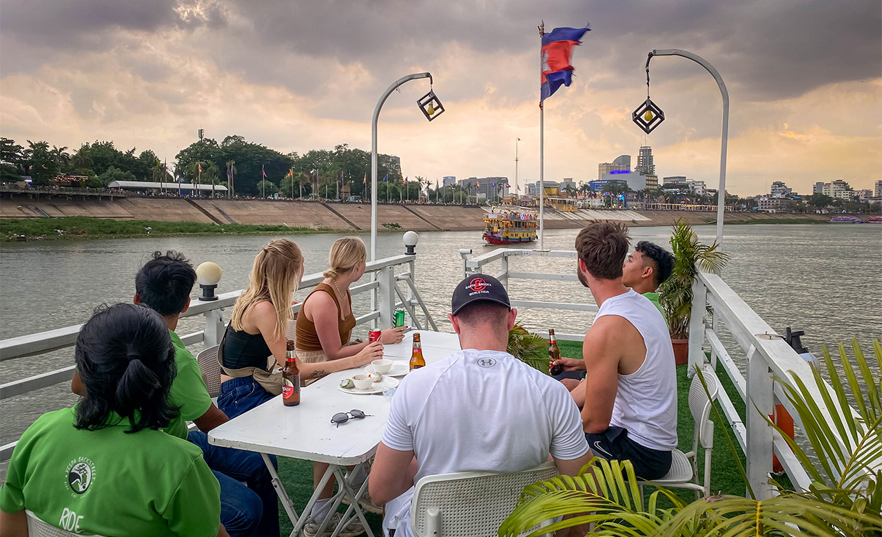 金邊市 Vespa 之旅和河上遊船（含飲料）