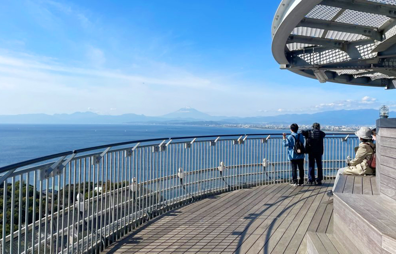 登上展望燈塔,碧海藍天盡收眼底,遠山若隱若現,海風輕拂,視野開闊,盡覽湘南海岸壯麗風光 登上展望燈塔,碧海藍天盡收眼底,遠山若隱若現,海風輕拂,視野開闊,盡覽湘南海岸壯麗風光