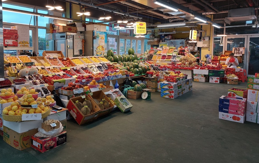 江華島傳統市場，販售各式江華島當地特產，如白米、蘿蔔、黃地瓜、人蔘、艾草、花紋席、素昌等。