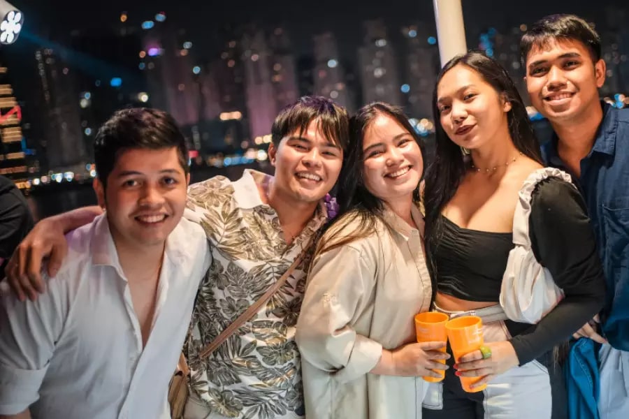 4 hours Dubai Marina Yacht Party with unlimited drinks & BBQ