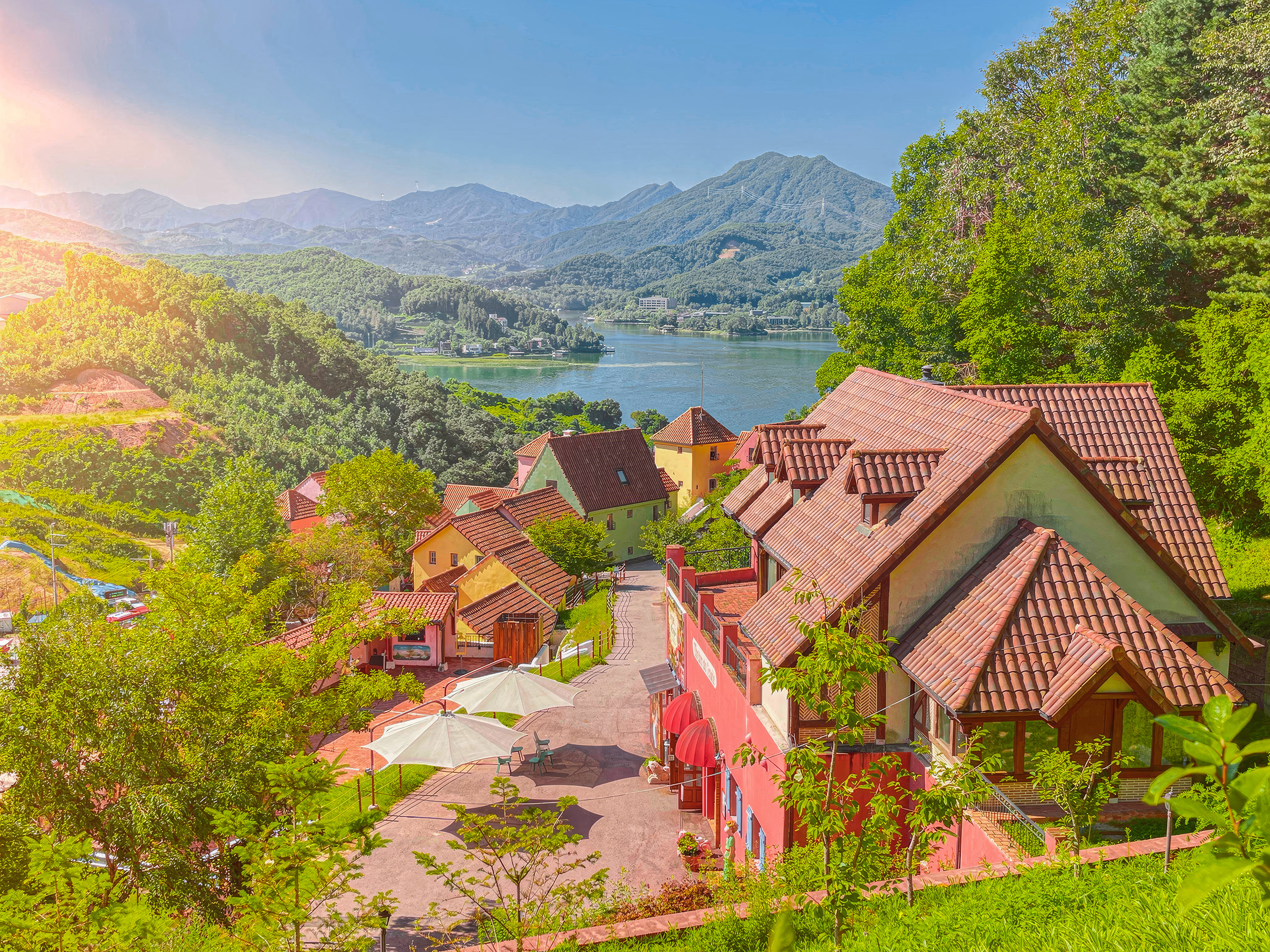 漫步於色彩繽紛的巷弄，與皮諾丘合影，並在與 Collodi Foundation 官方合作的義大利村，一同踏入童話世界。