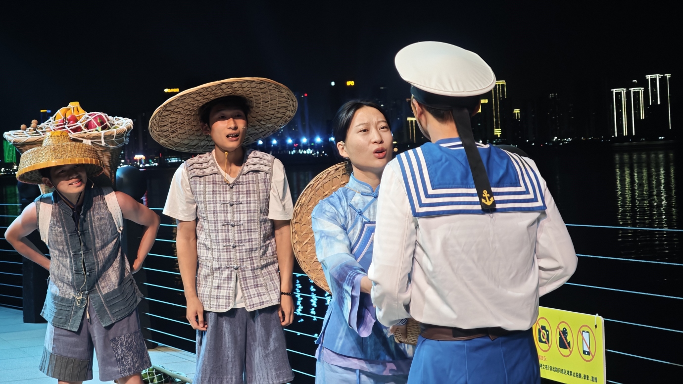 3D 投影 + 機械舞臺,聲光電特別效果拉滿 3D 投影 + 機械舞臺,聲光電特別效果拉滿