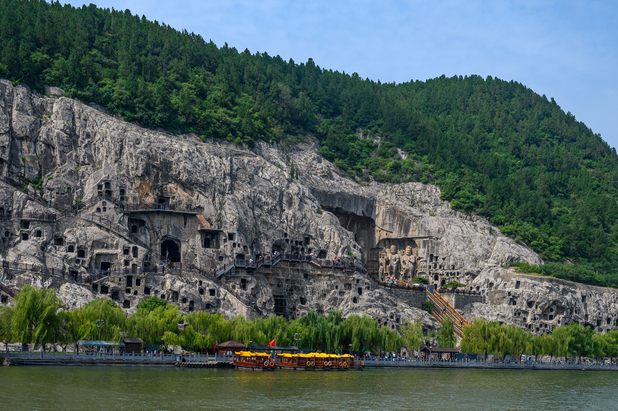 Upon arrival, take the battery bus to start your adventure. After your tour finished, you will take the boat cruise to enjoy the paranoiac view of the grottoes. (if the boat stop running, you will take the battery bus instead)